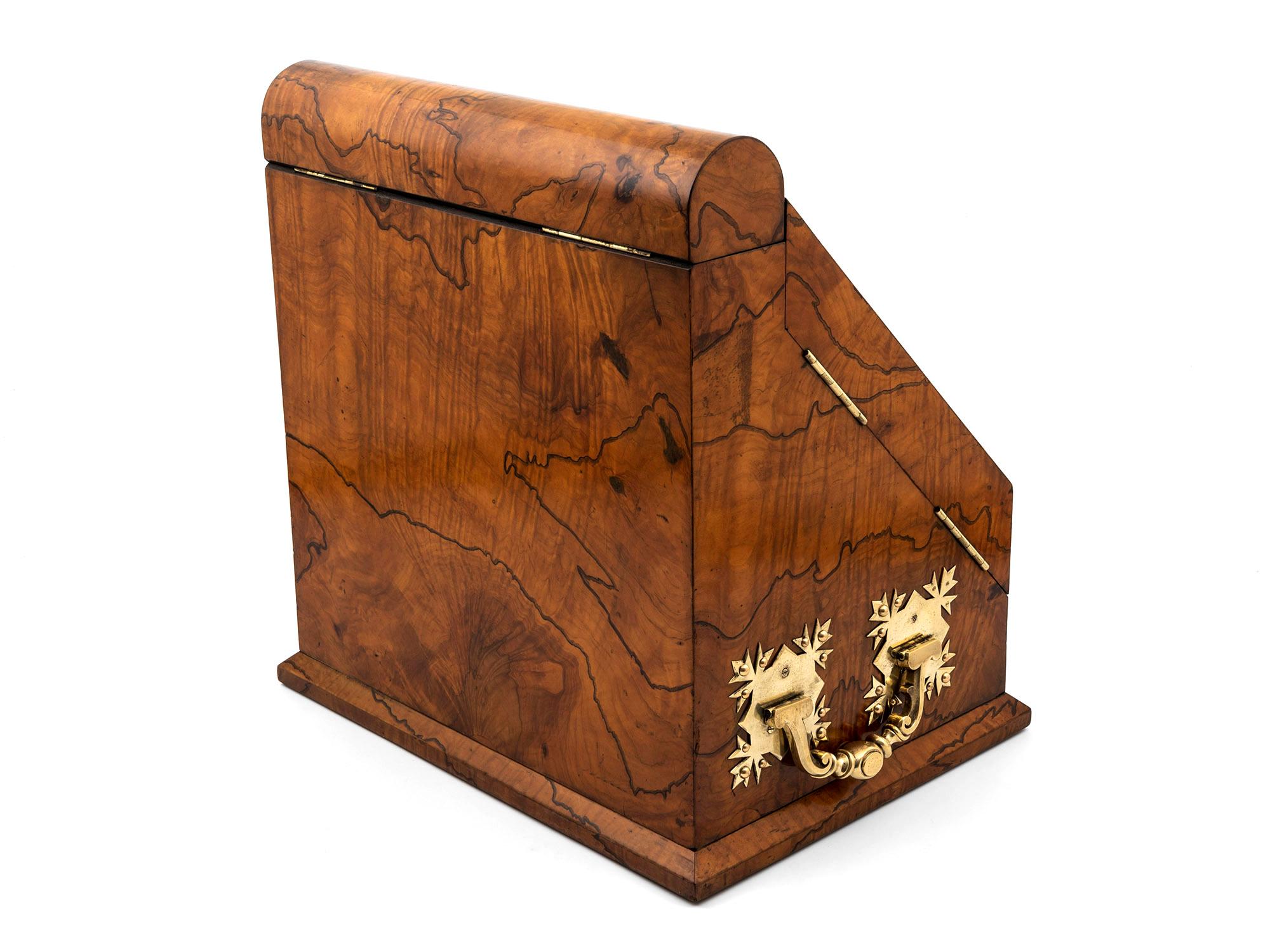 Antiguo armario inglés de madera de olivo de gran tamaño de Betjemann & Leuchars siglo XIX en venta