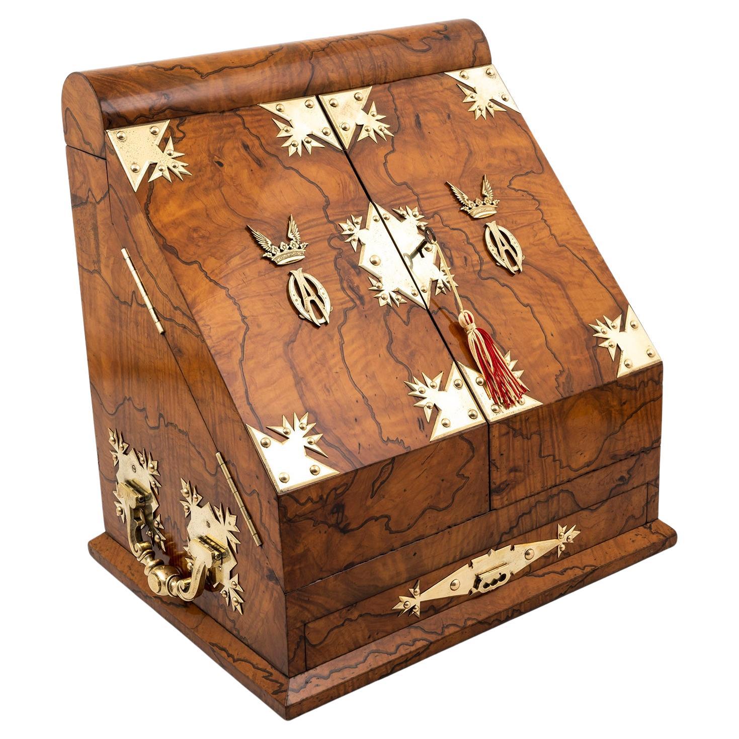 Antiguo armario inglés de madera de olivo de gran tamaño de Betjemann & Leuchars