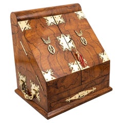 Antiguo armario inglés de madera de olivo de gran tamaño de Betjemann & Leuchars