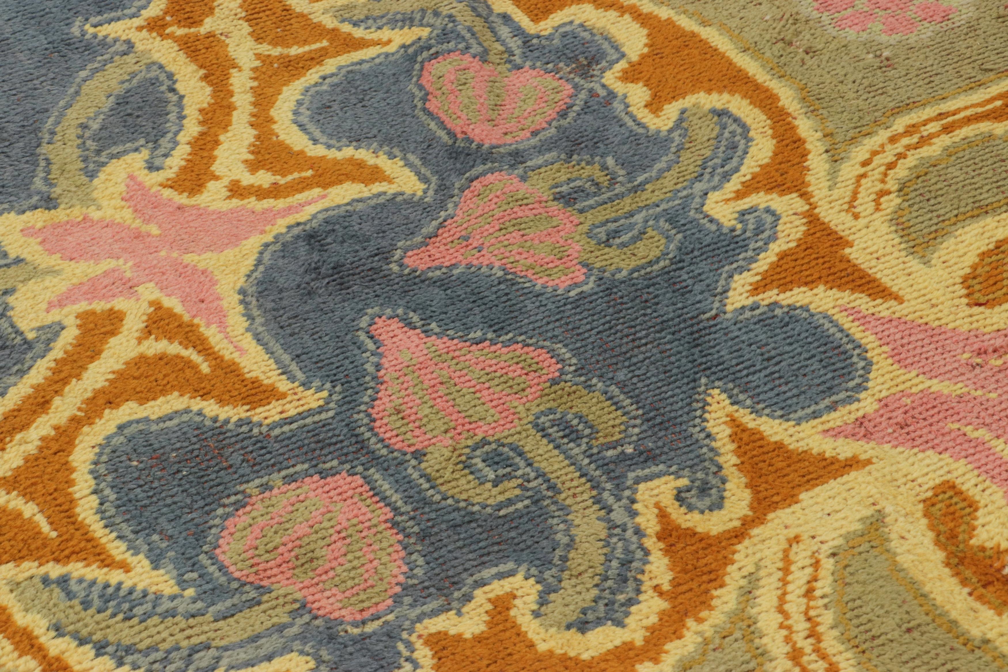 Questo tappeto antico Art Nouveau 13x14 è una nuova ed entusiasmante aggiunta alla collezione di tappeti europei di Rug & Kilim: uno splendido reperto del movimento, realizzato in lana annodata a mano e si ritiene che provenga dalla Francia intorno