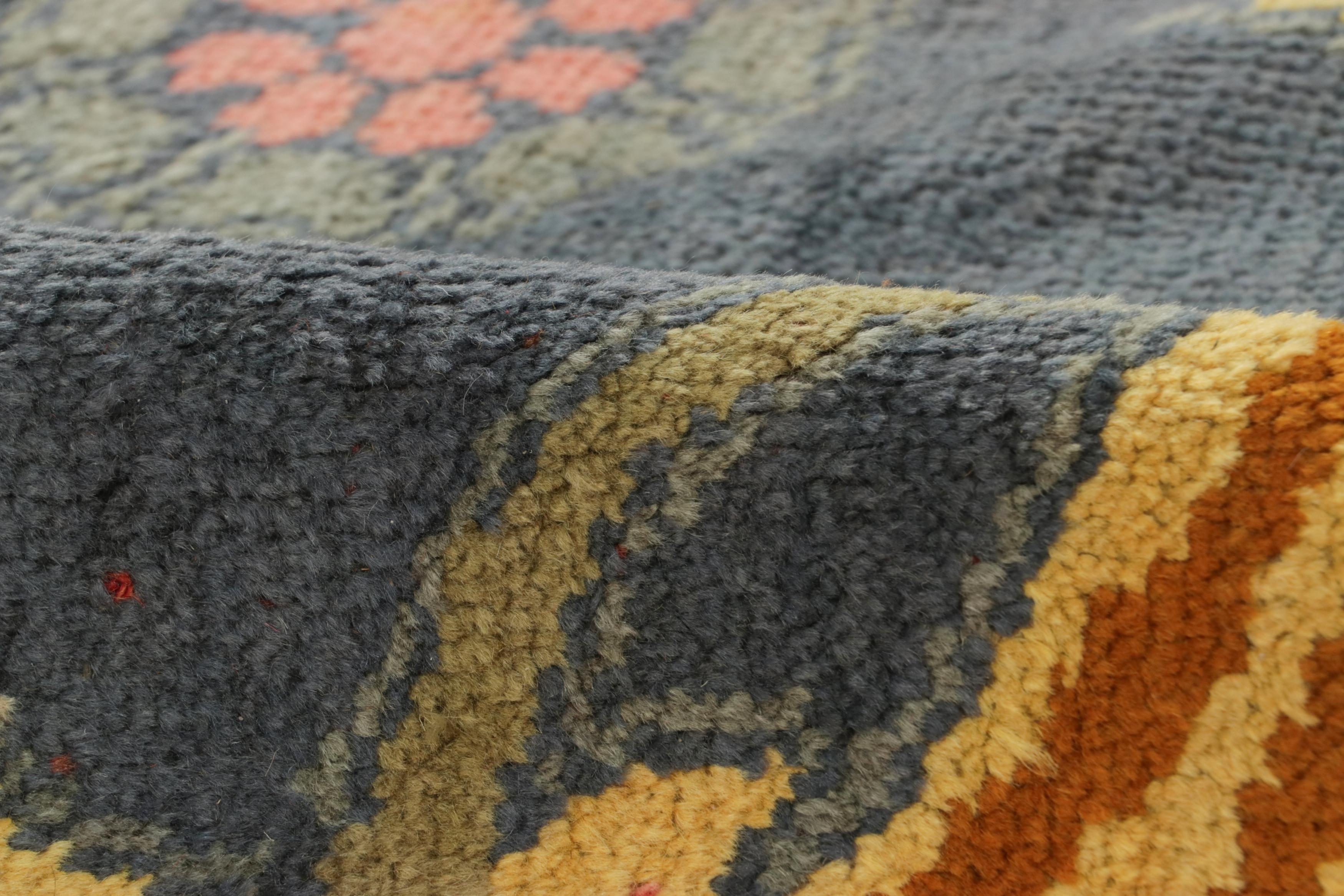 Tappeto oversize Antique French Art Nouveau Beige Medaglione floreale - Rug & Kilm in vendita 1