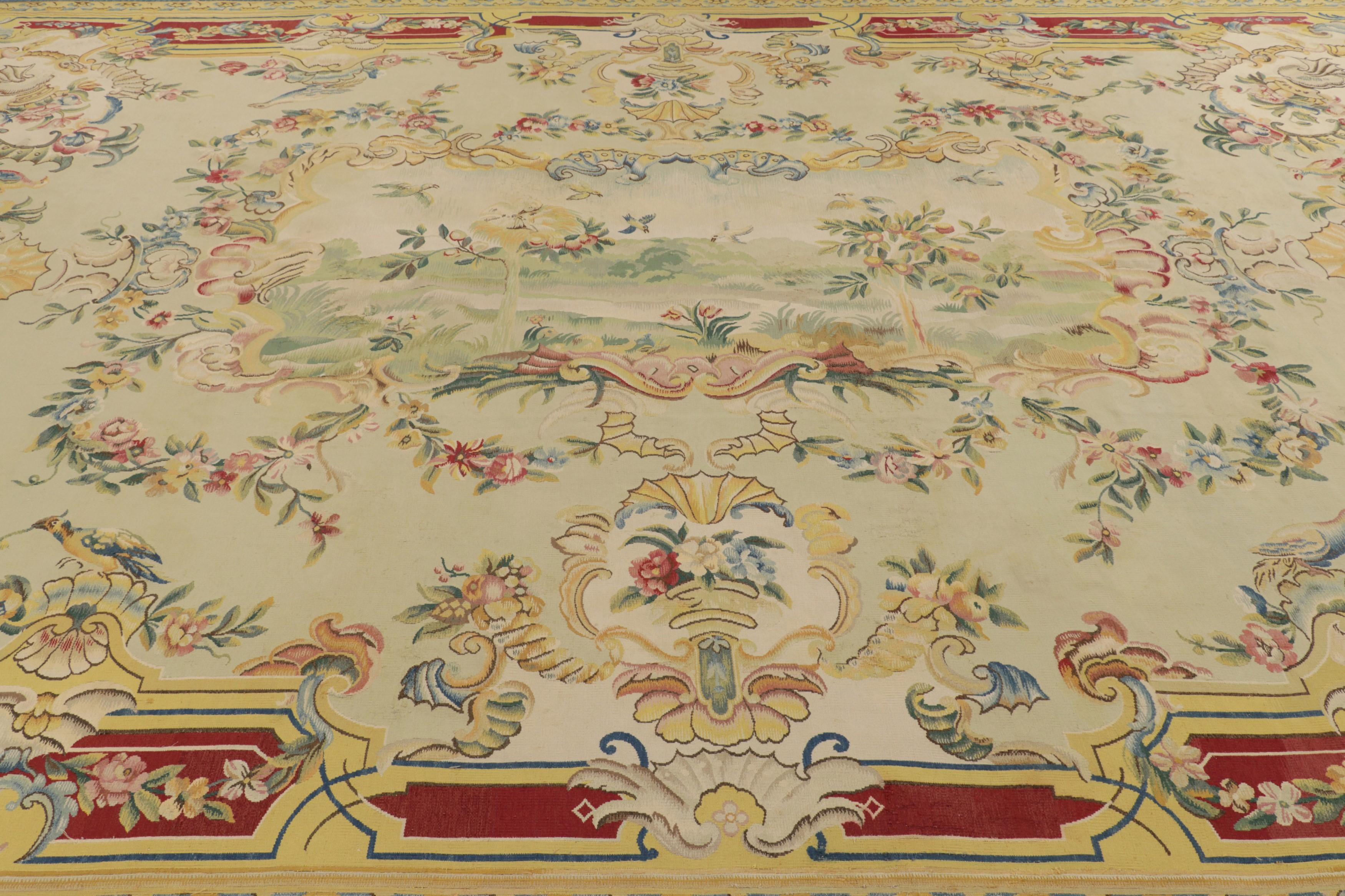 Questo antico tappeto Aubusson 14x21 è una nuova entusiasmante aggiunta alla collezione di tappeti europei di Rug & Kilim: un capolavoro dello stile neoclassico francese a tessitura piatta, tessuto a mano in lana e si ritiene che provenga dalla