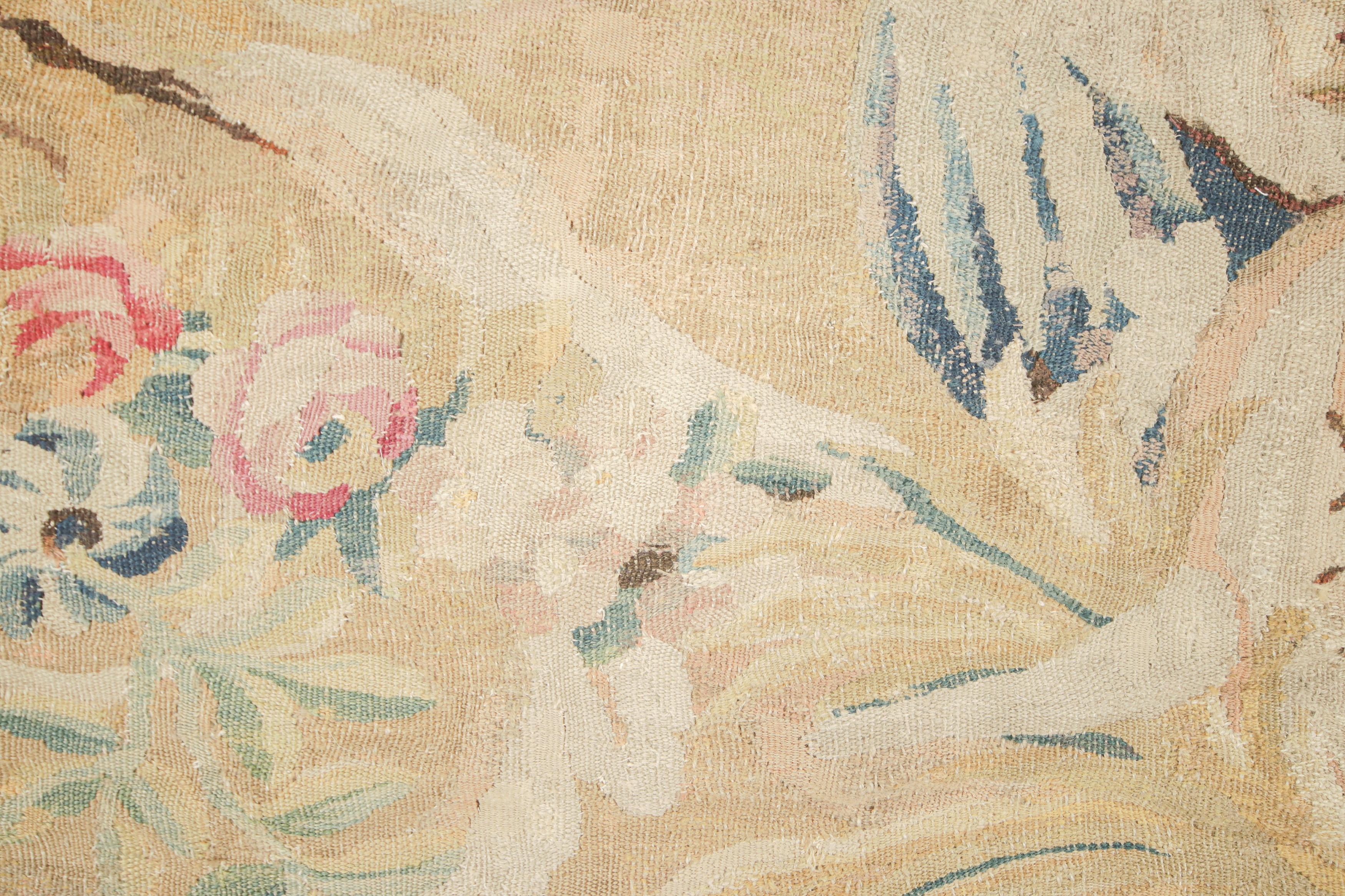 Francese Tappeto Aubusson Beige francese oversize con medaglione floreale - Rug & Kilim in vendita