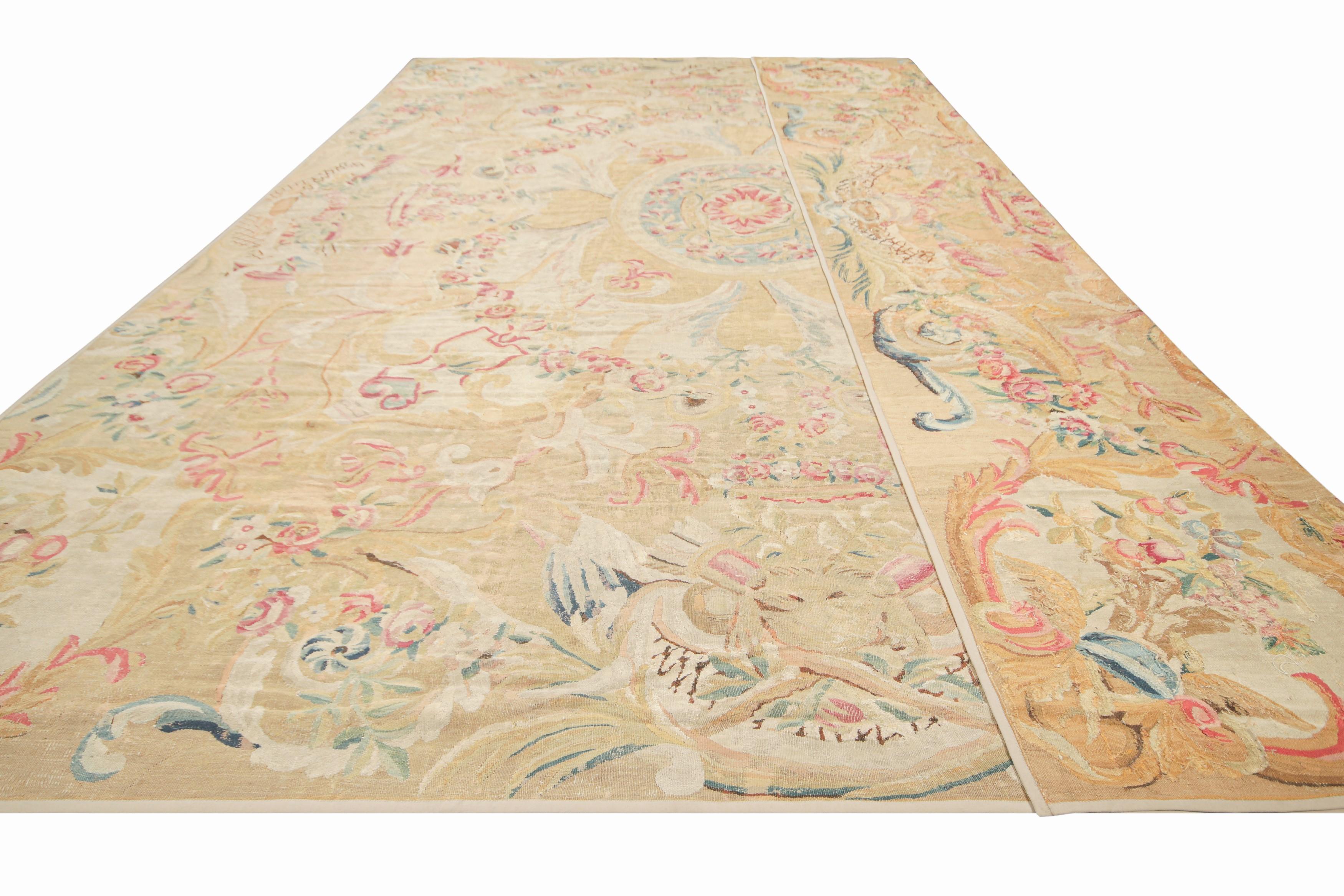 Tappeto Aubusson Beige francese oversize con medaglione floreale - Rug & Kilim In condizioni buone in vendita a Long Island City, NY