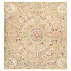Übergroßer Antique French Aubusson Beige Teppich mit floralem Medaillon - Rug & Kilim