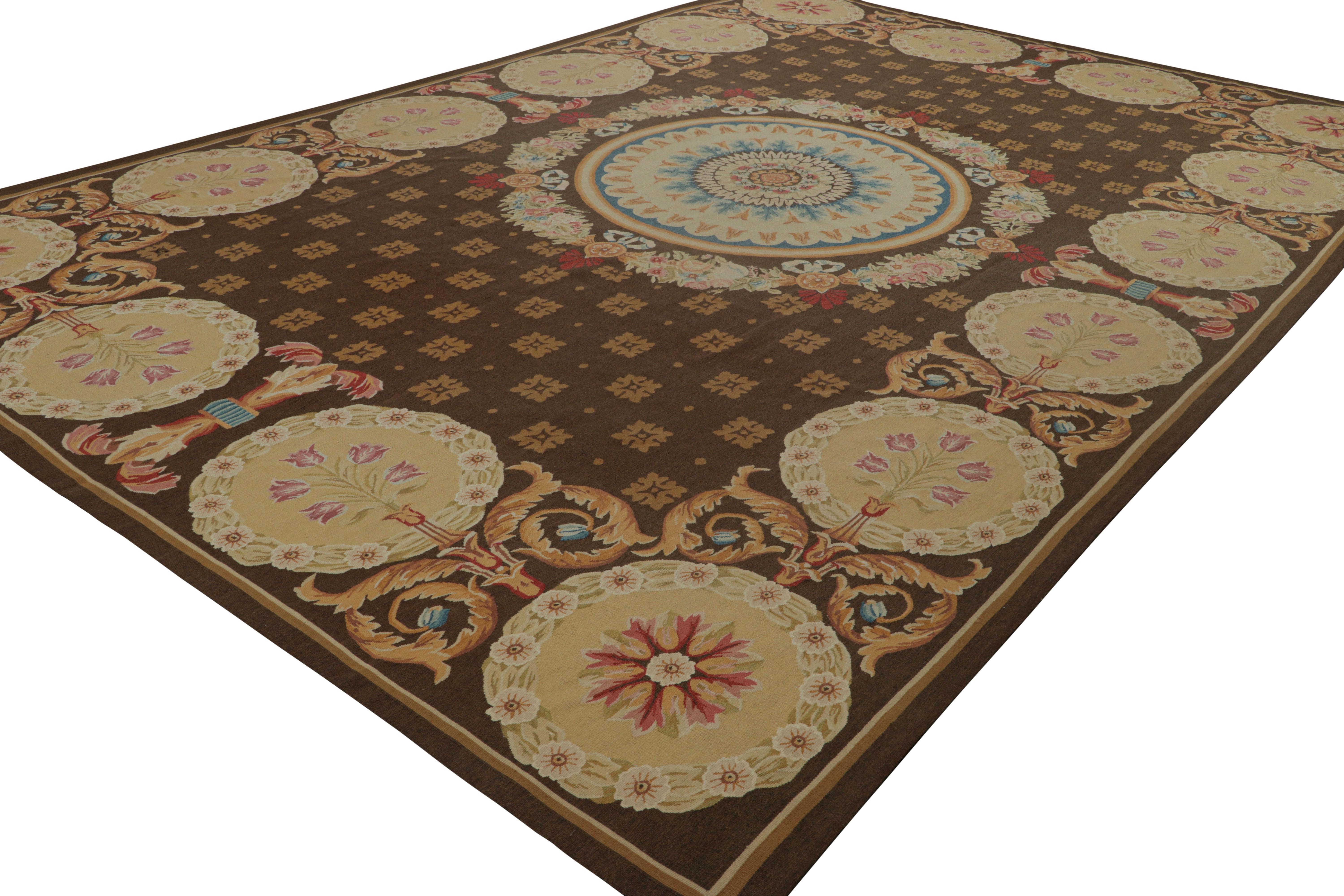 Francese Tappeto Aubusson francese oversize con medaglione floreale - Rug & Kilim in vendita