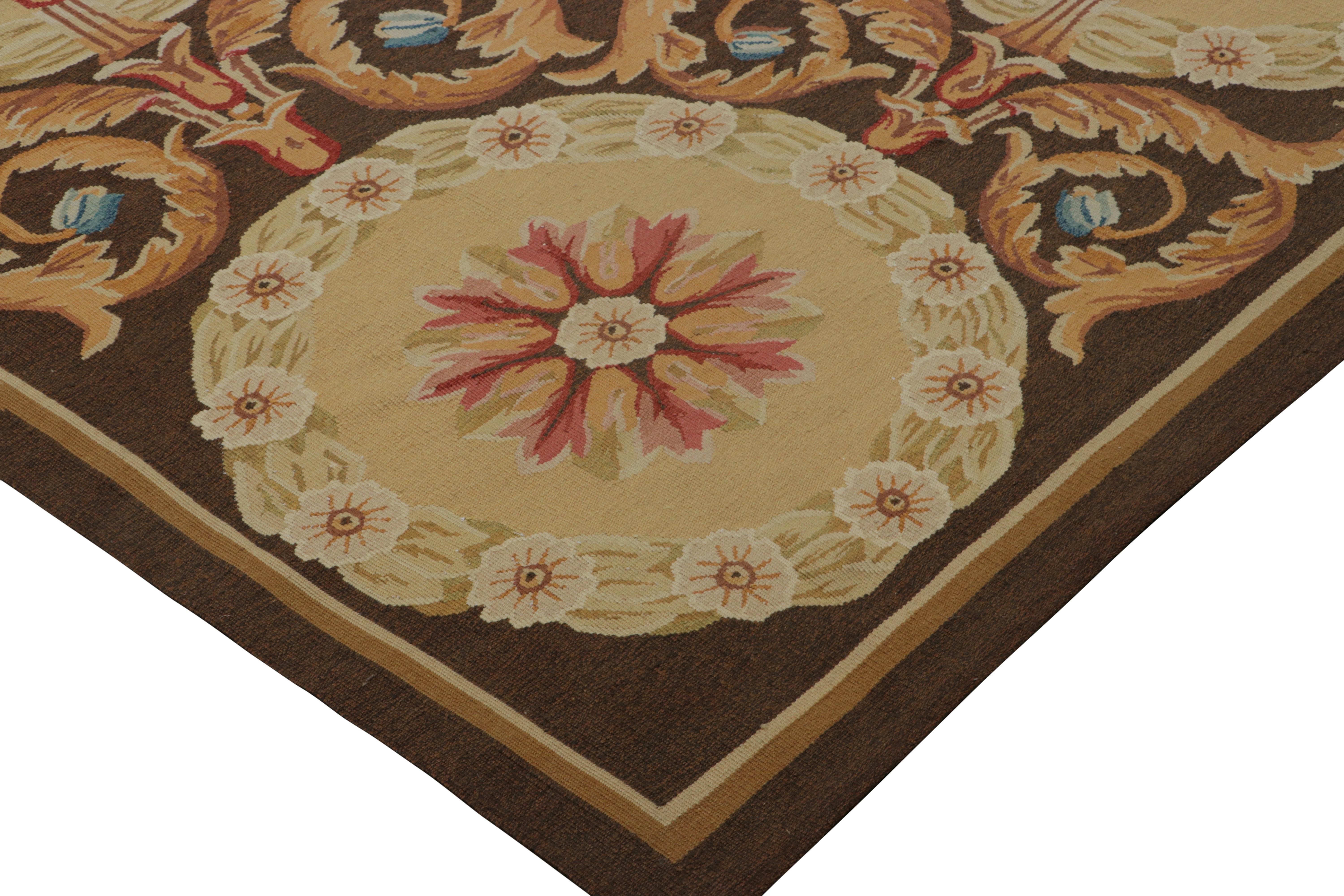 Tappeto Aubusson francese oversize con medaglione floreale - Rug & Kilim In condizioni buone in vendita a Long Island City, NY
