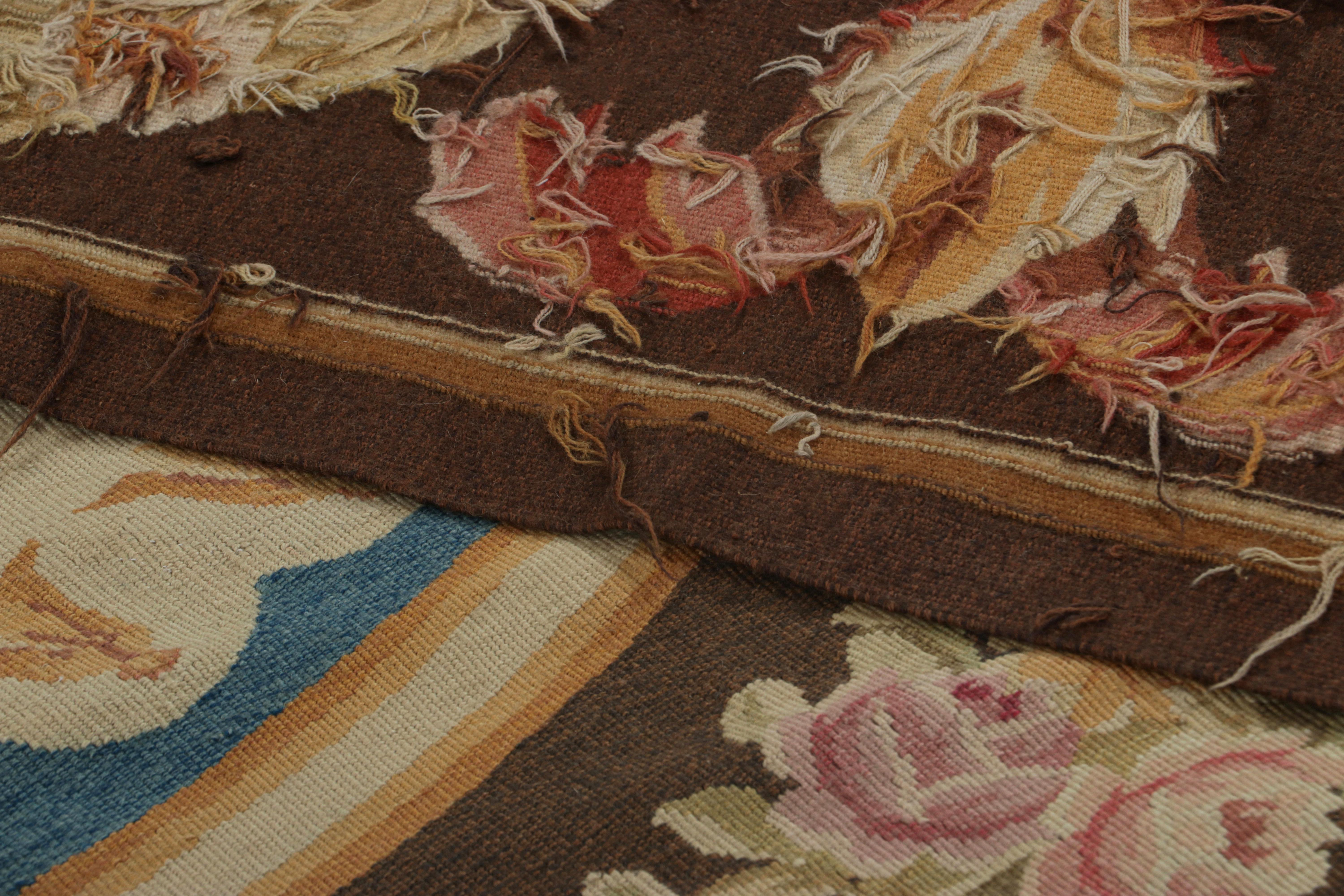 Tappeto Aubusson francese oversize con medaglione floreale - Rug & Kilim in vendita 1