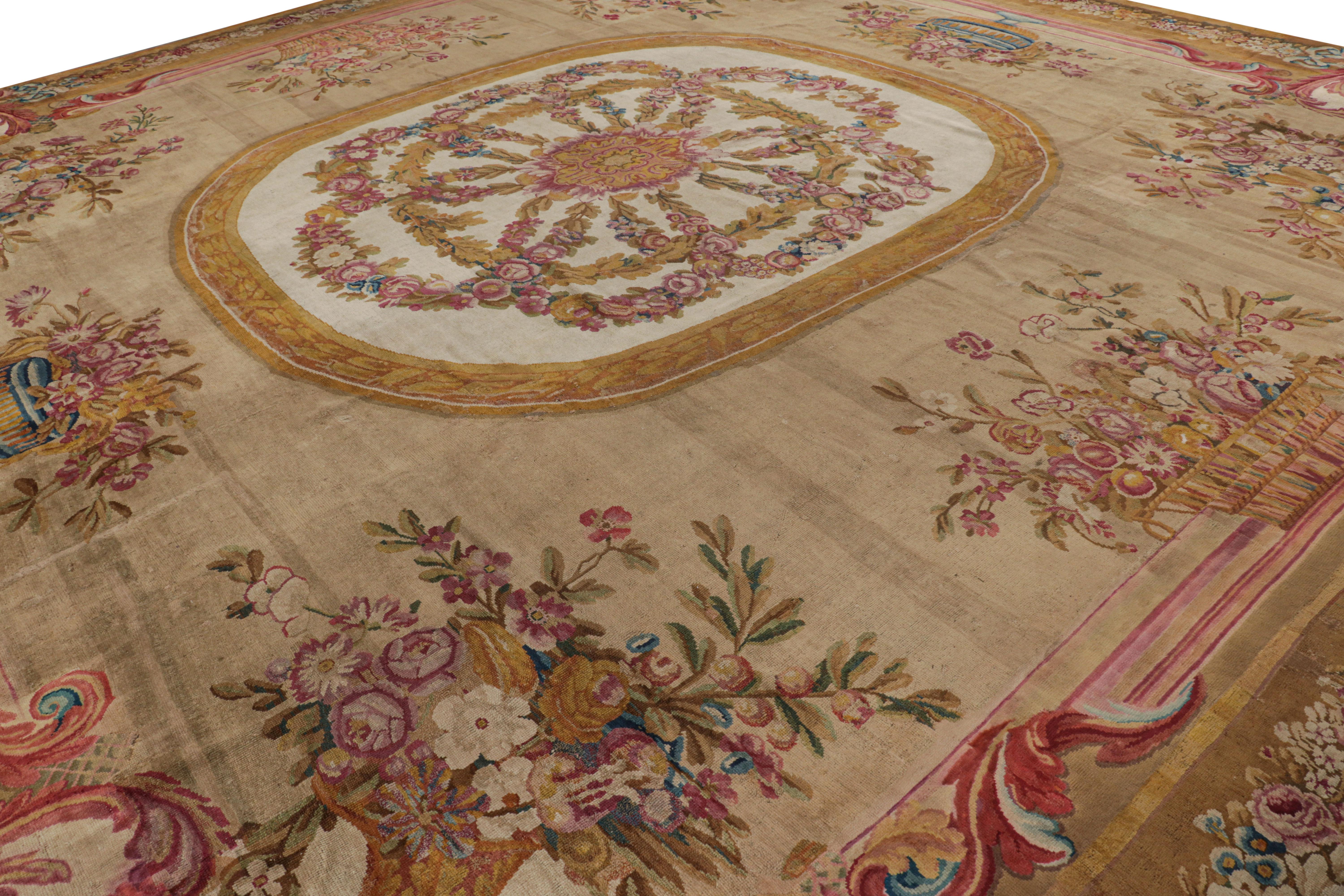 Dieser antike Aubusson-Teppich im Format 19x19 ist eine aufregende Neuheit in der europäischen Teppichkollektion von Rug & Kilim - ein Meisterwerk des französischen neoklassischen Flachgewebe-Stils, handgewebt aus Wolle und mit Ursprung in