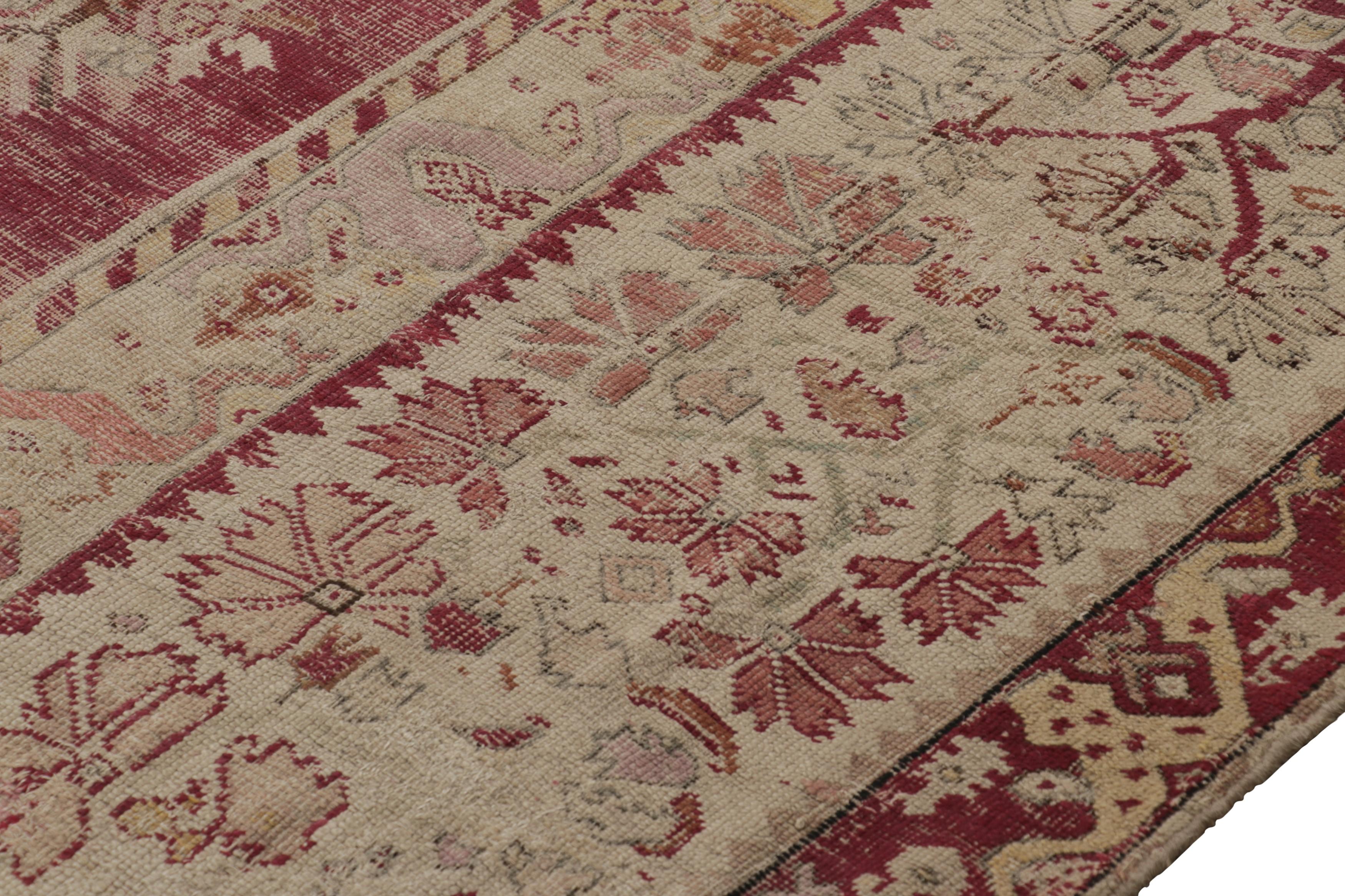 Übergroßer antiker Ghiordes-Teppich in Rot & Gold mit Blumenmustern - Rug & Kilim im Angebot 1