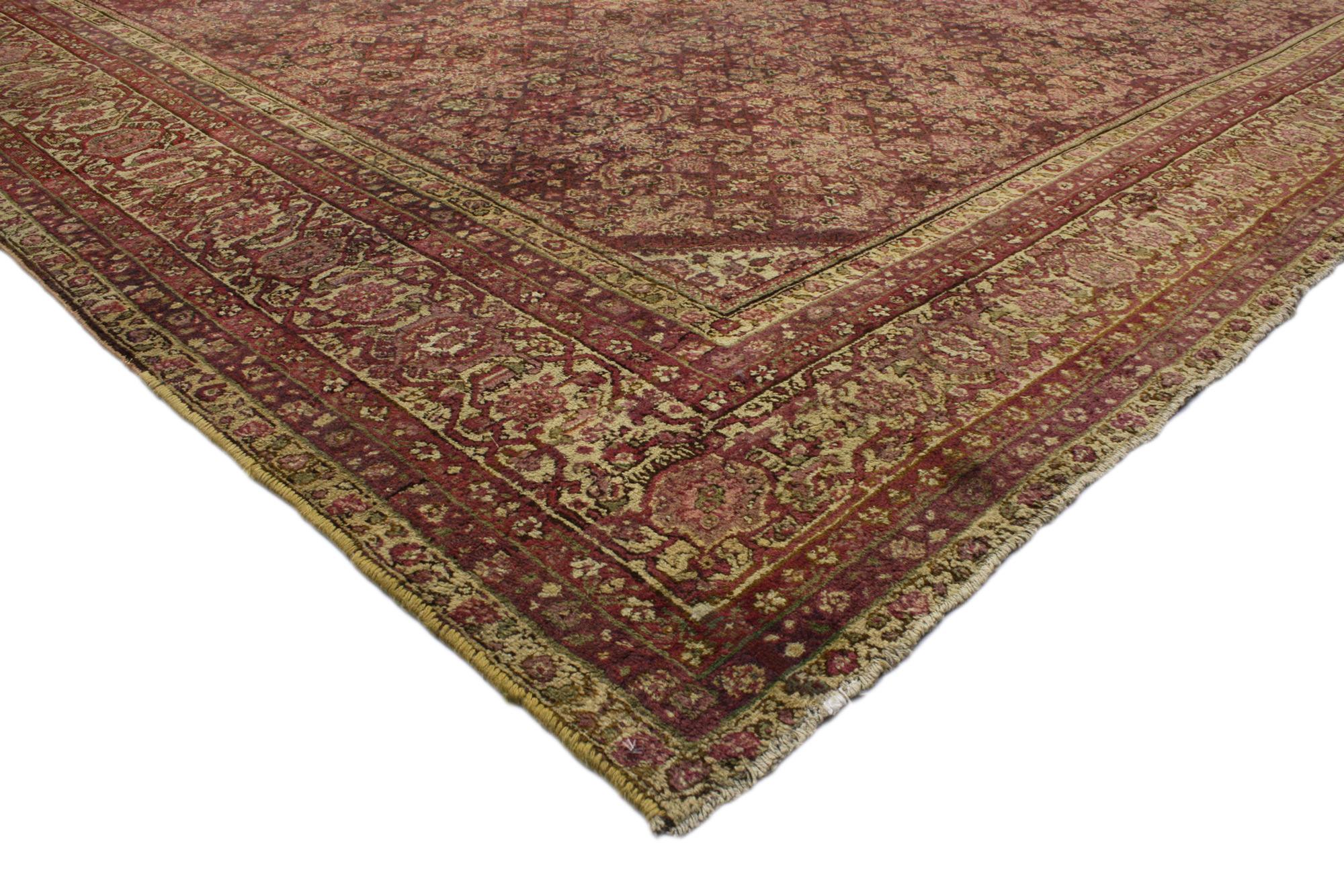 71600 Übergroßer antiker indischer Agra-Teppich, 16'00 x 28'00. 
Dieser übergroße, antike indische Agra-Teppich versprüht königlichen Charme mit unglaublichen Details und Texturen und ist eine fesselnde Vision von gewebter Schönheit. Das