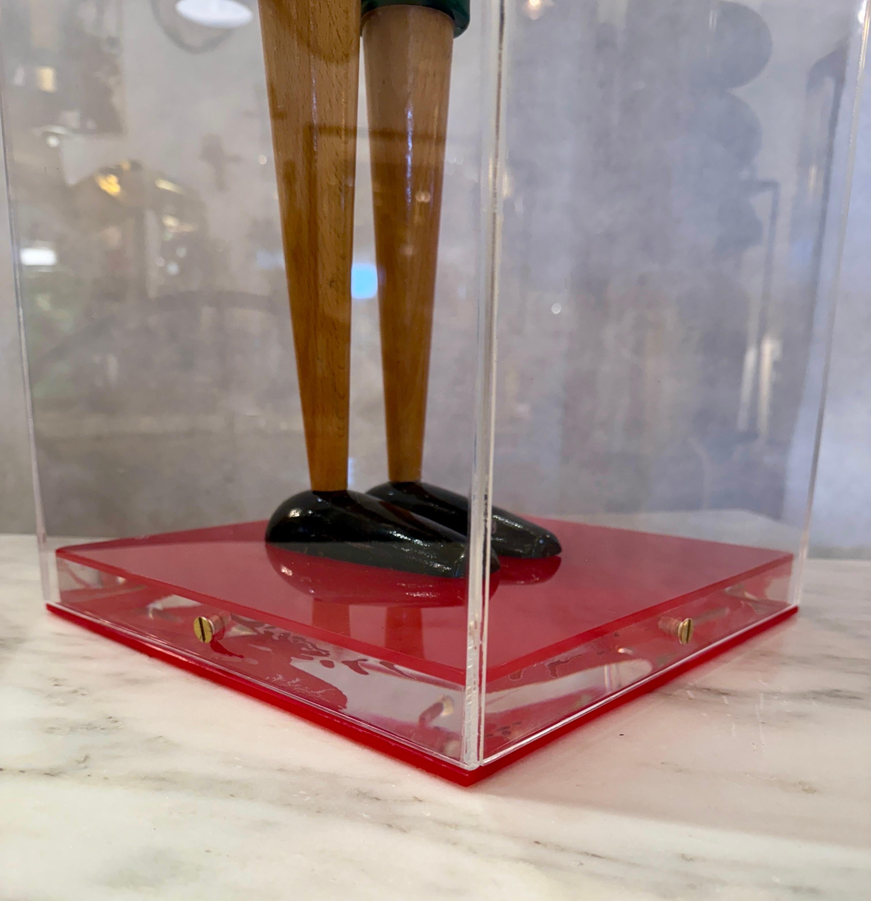 Übergroßes antikes italienisches Pinocchio-Spielzeug aus Holz in maßgefertigter Lucite-Vitrinenschachtel (Moderne der Mitte des Jahrhunderts) im Angebot