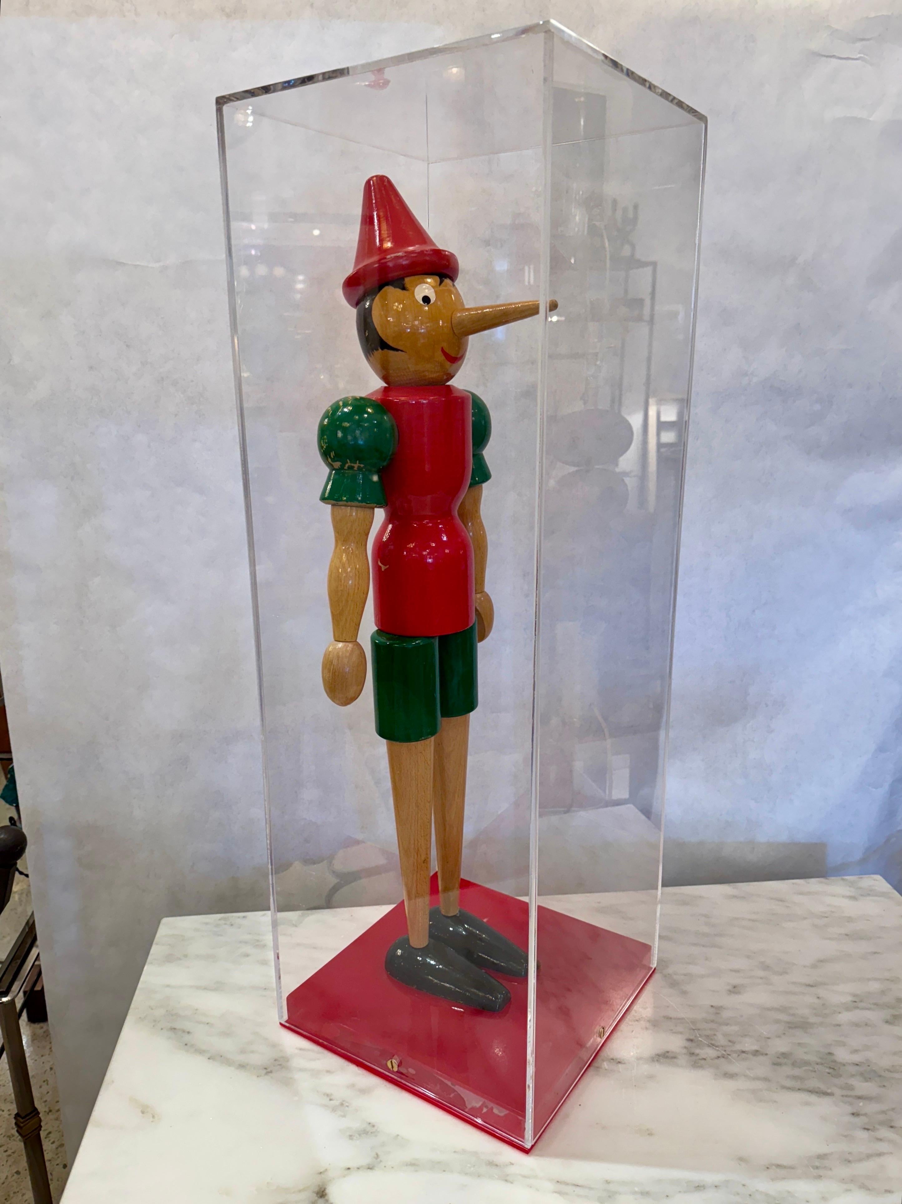 Übergroßes antikes italienisches Pinocchio-Spielzeug aus Holz in maßgefertigter Lucite-Vitrinenschachtel (Italienisch) im Angebot