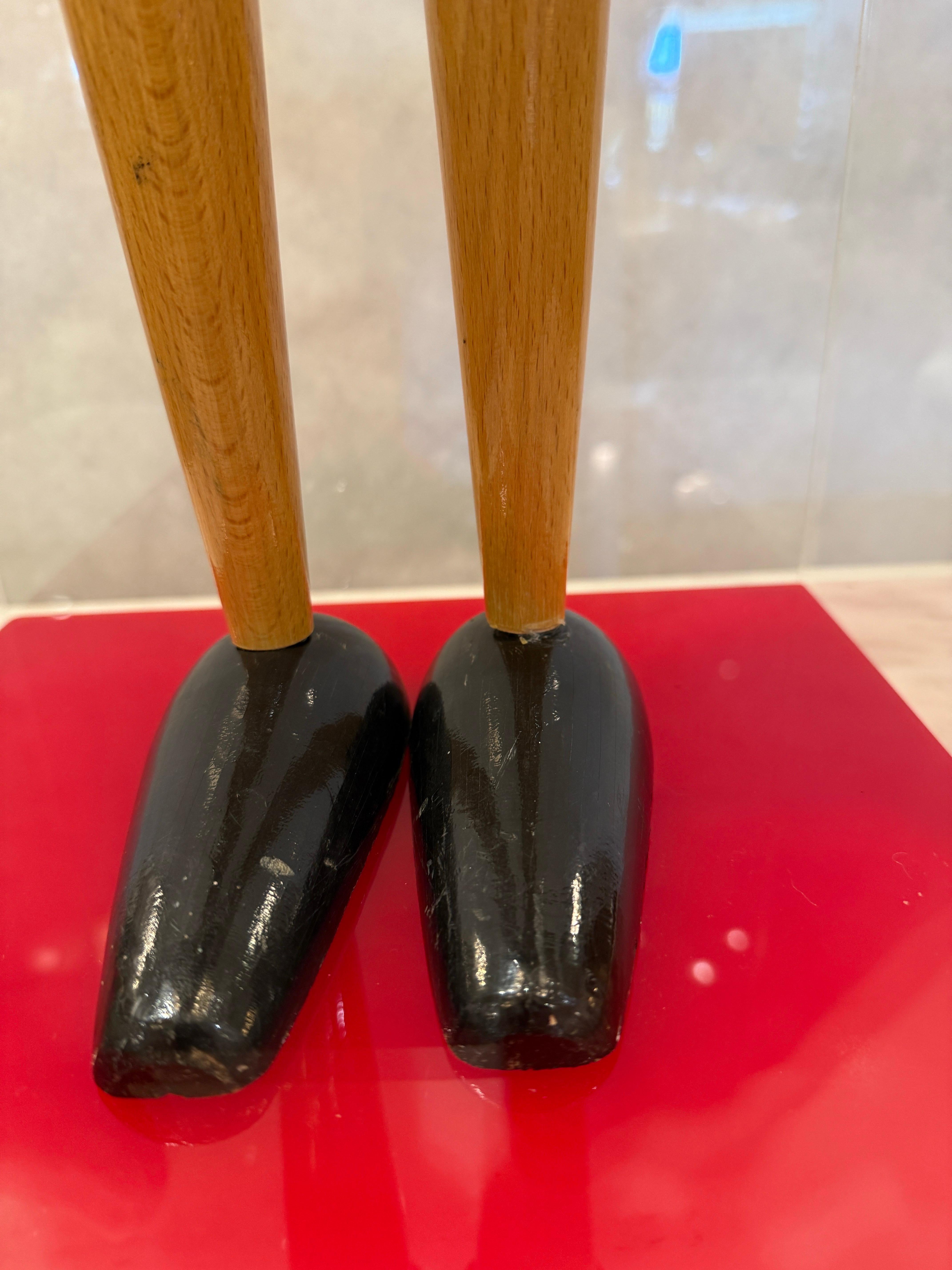 Übergroßes antikes italienisches Pinocchio-Spielzeug aus Holz in maßgefertigter Lucite-Vitrinenschachtel (Handbemalt) im Angebot