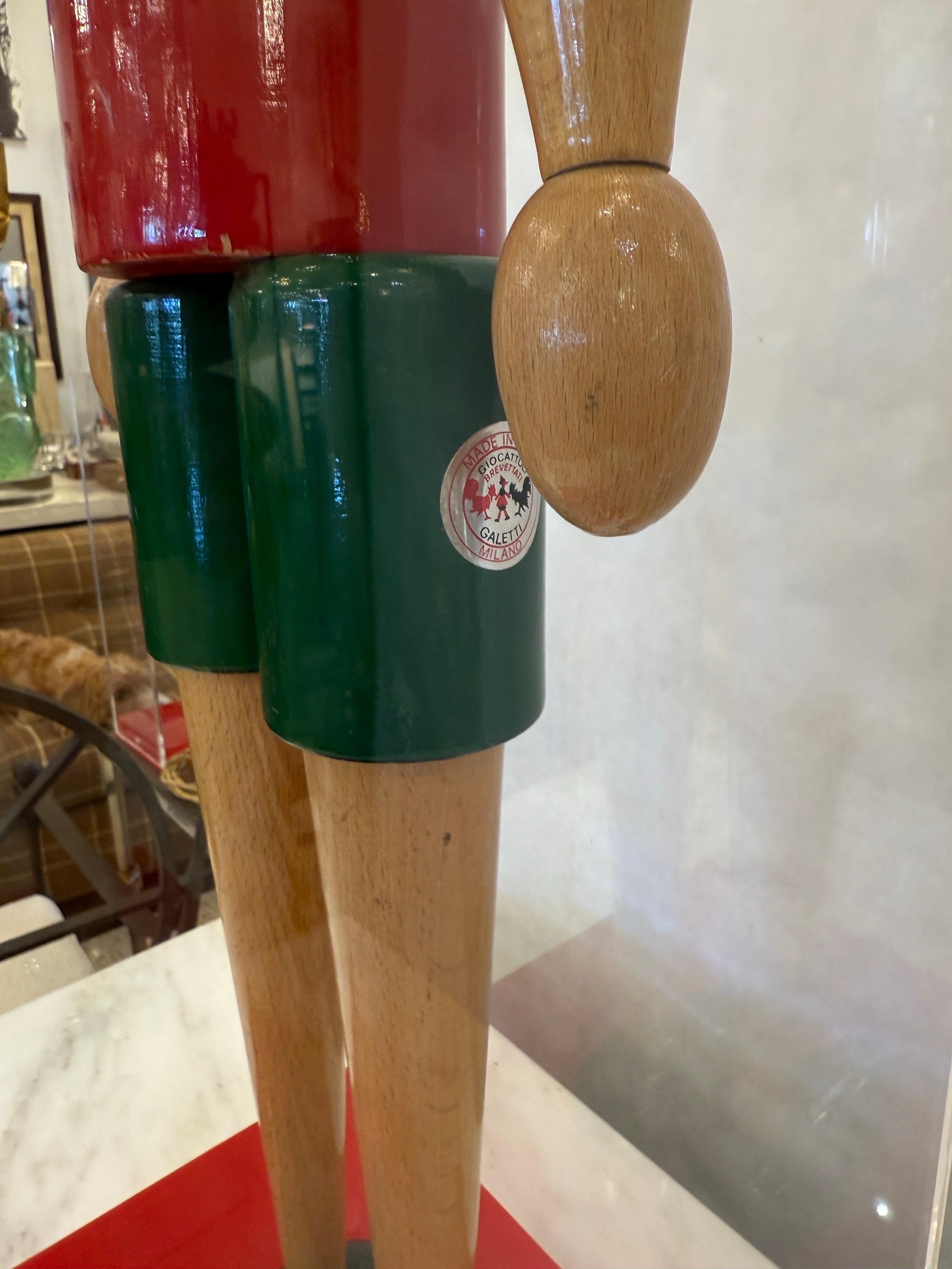 Übergroßes antikes italienisches Pinocchio-Spielzeug aus Holz in maßgefertigter Lucite-Vitrinenschachtel (Mitte des 20. Jahrhunderts) im Angebot