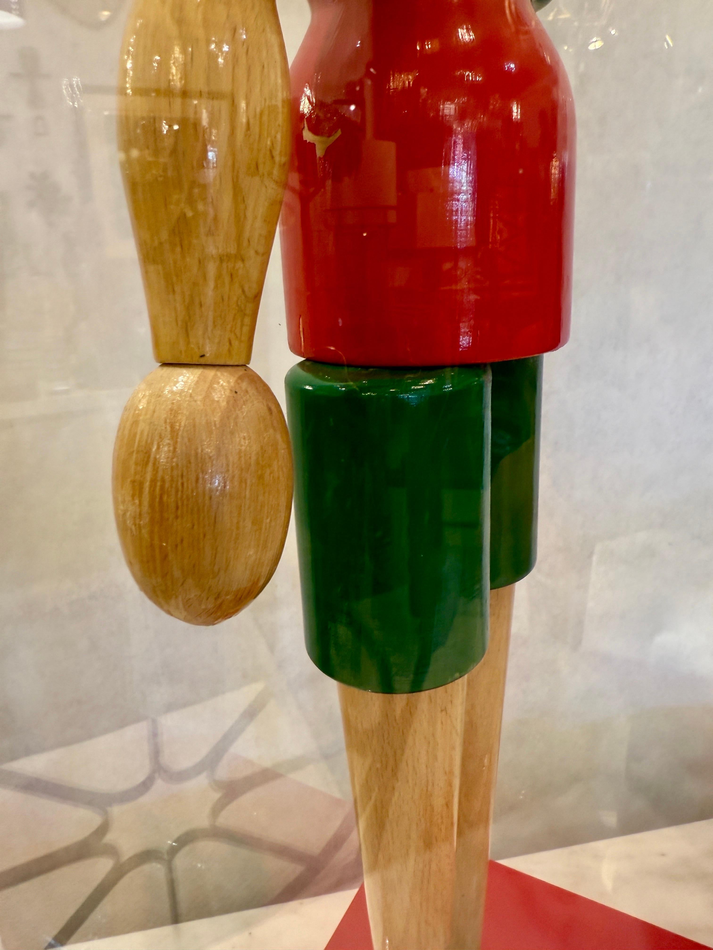 Übergroßes antikes italienisches Pinocchio-Spielzeug aus Holz in maßgefertigter Lucite-Vitrinenschachtel (Acryl) im Angebot