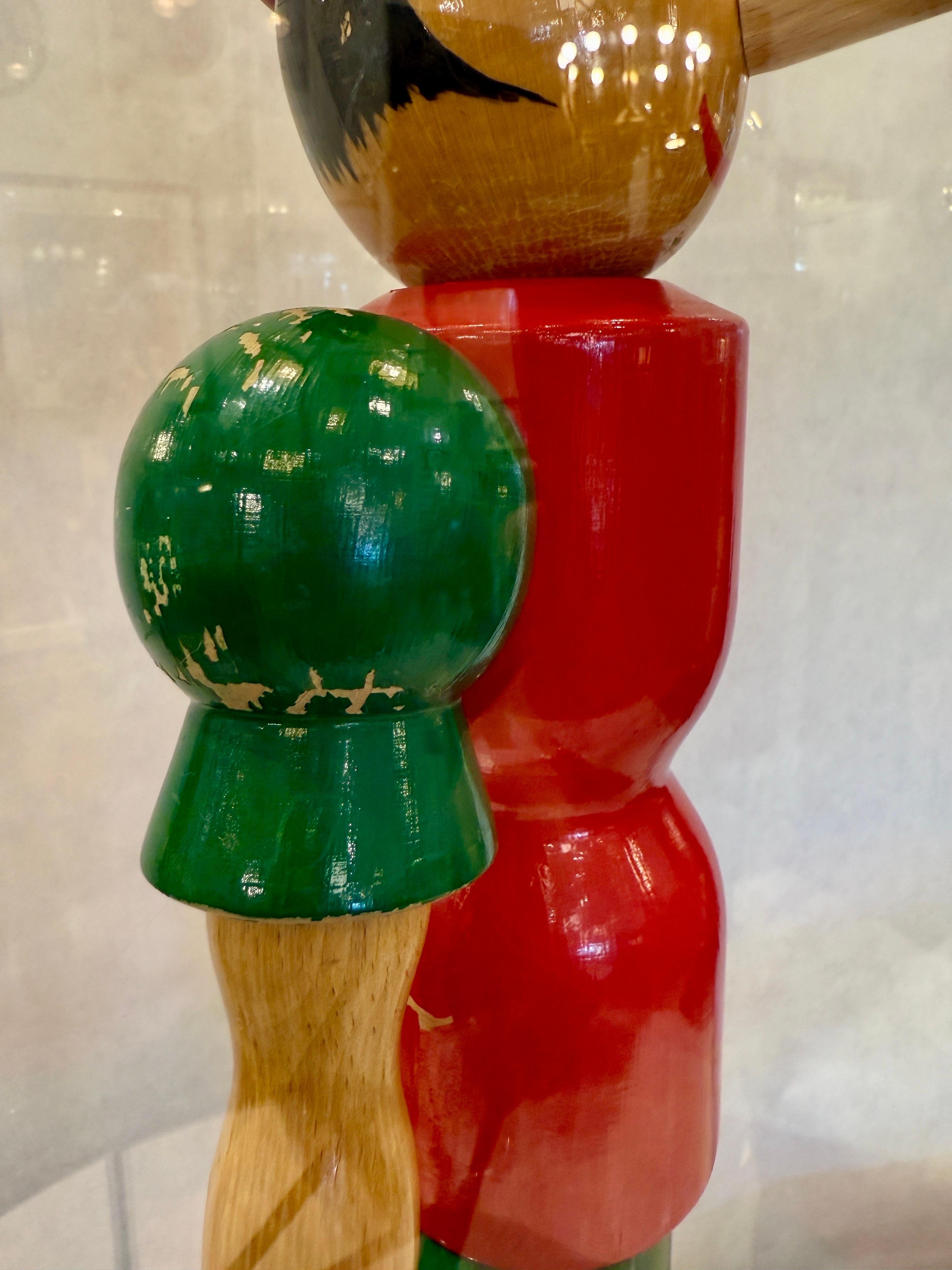Übergroßes antikes italienisches Pinocchio-Spielzeug aus Holz in maßgefertigter Lucite-Vitrinenschachtel im Angebot 1