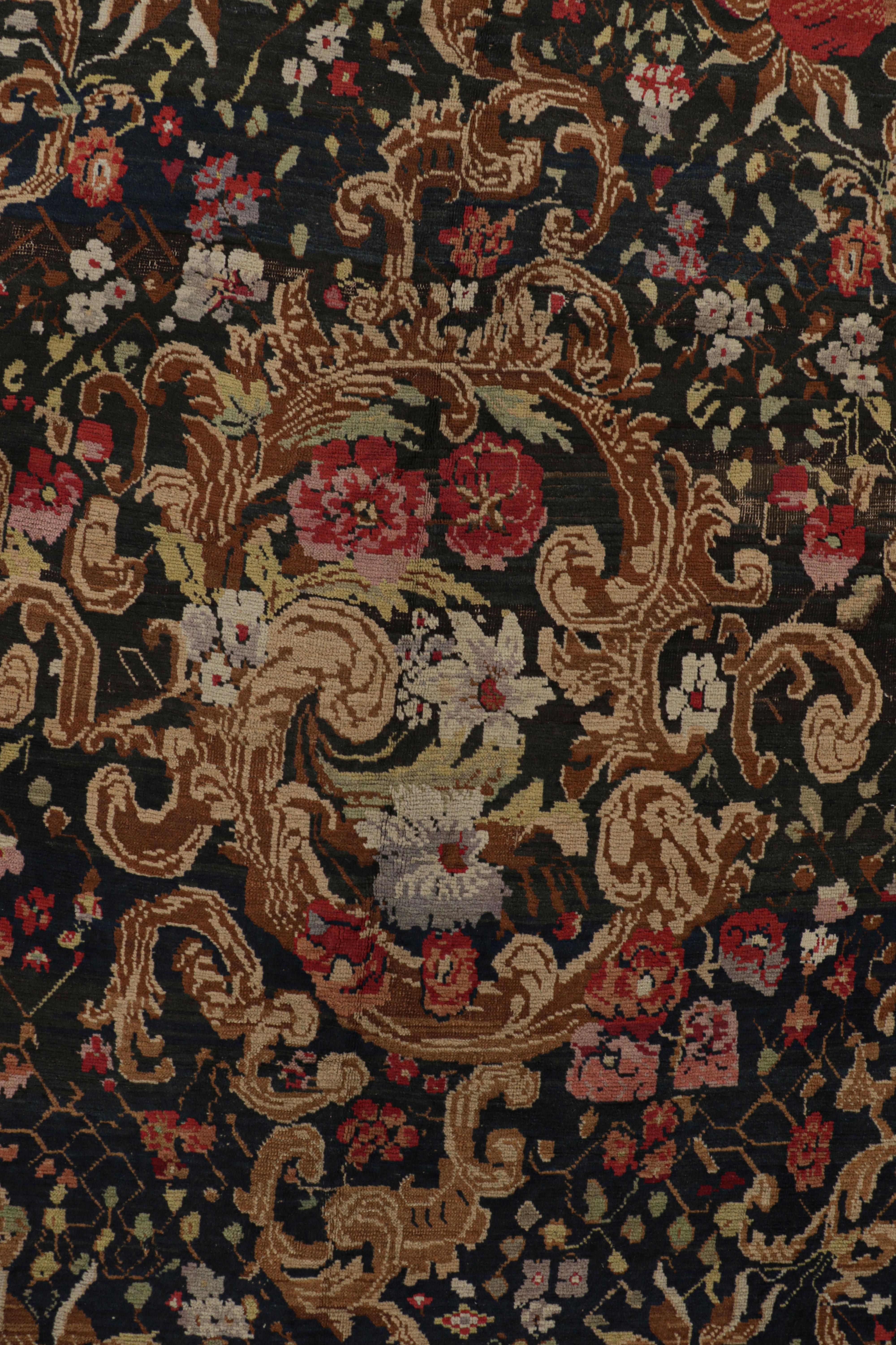 Übergroßer antiker Karabagh-Teppich in Schwarz & Rot mit Blumenmustern - Rug & Kilim (Russisch) im Angebot