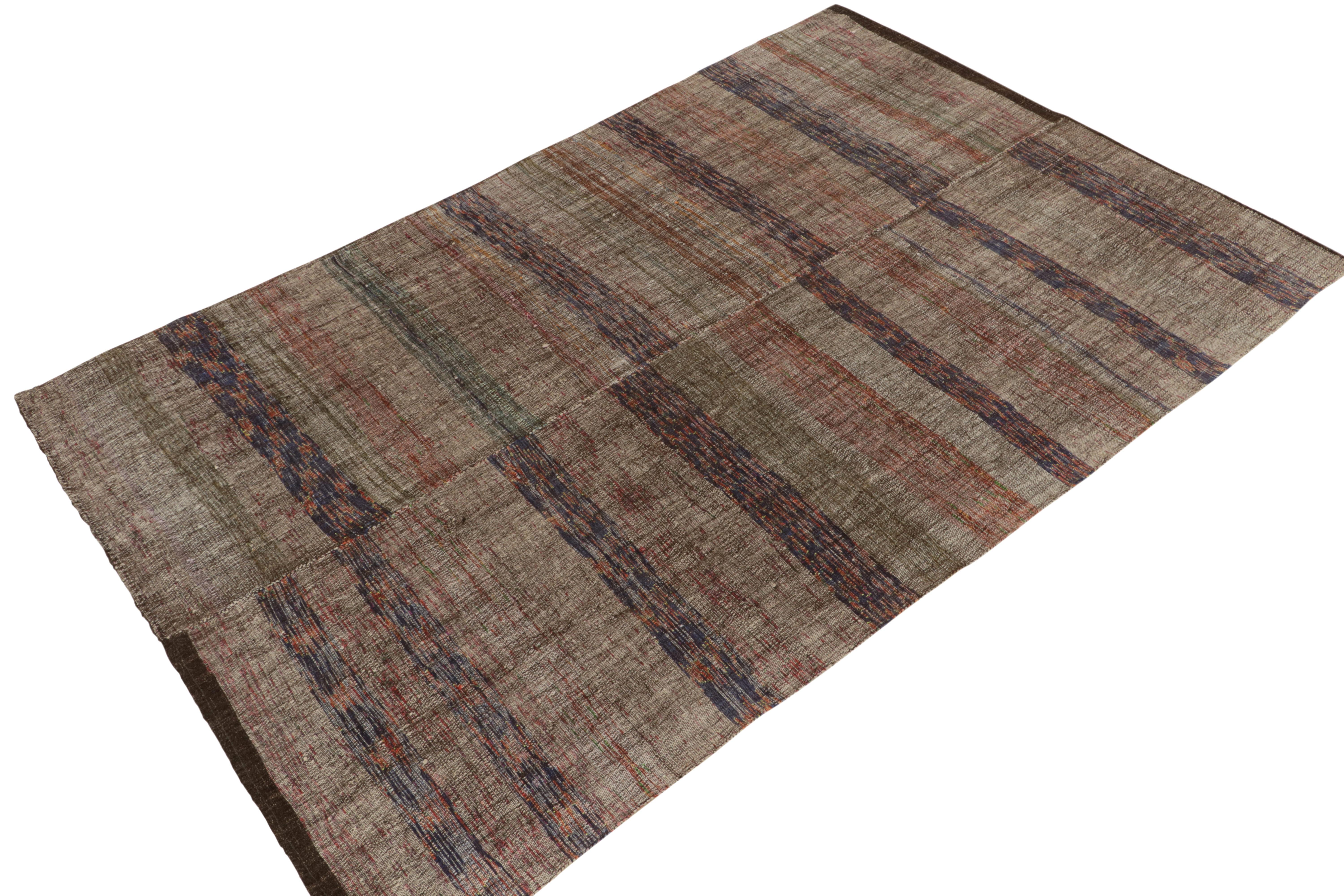 Un tappeto kilim a pannelli 7x10 vintage, proveniente dalle nostre celebri curatele a trama piatta. Proveniente dalla Turchia, intorno al 1950-1960, il pezzo presenta striature in cima a un ricco grigio-marrone, con sottili sfumature arancioni e