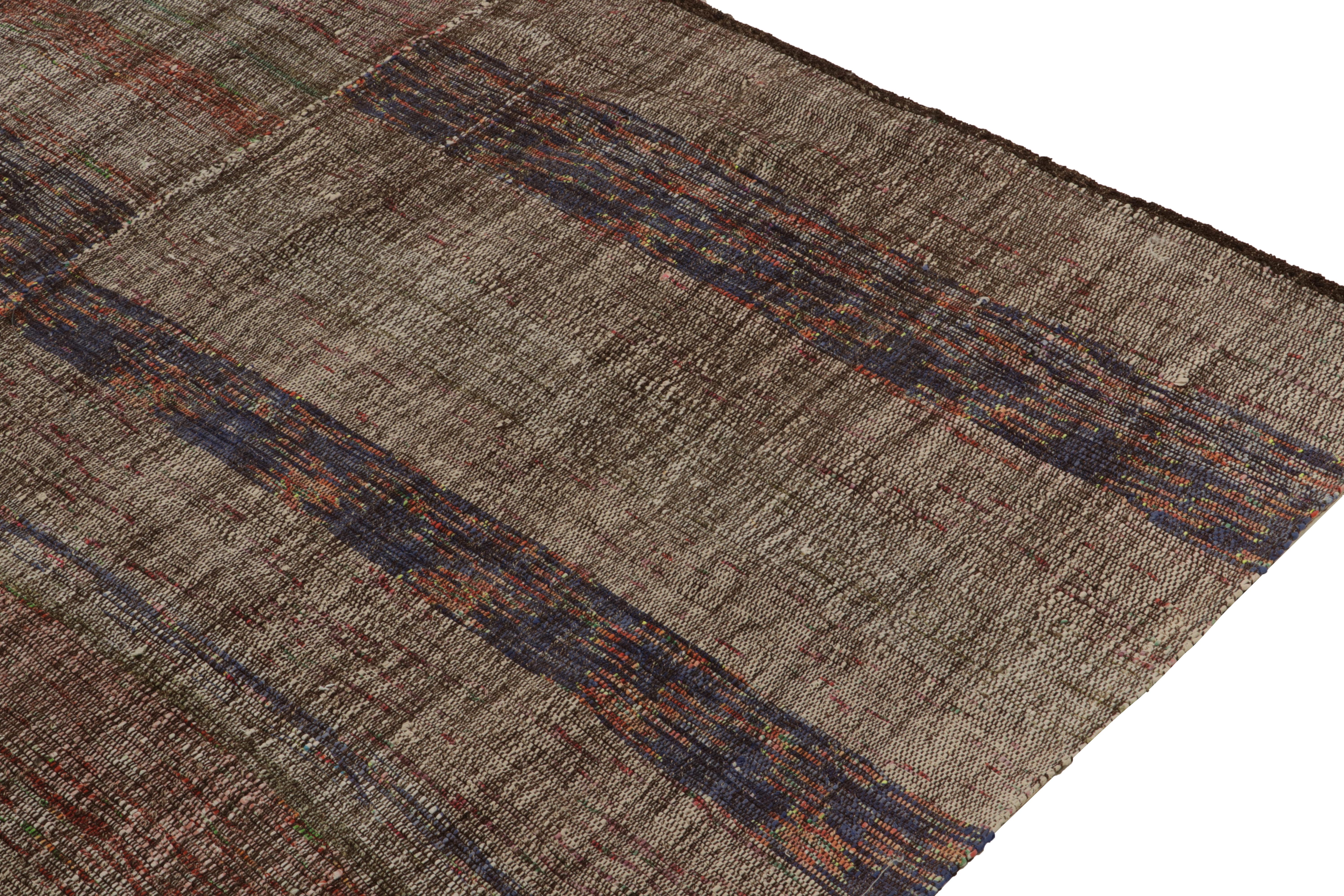 Tappeto Kashan antico oversize in blu con motivi floreali rossi - Rug & Kilim In condizioni buone in vendita a Long Island City, NY