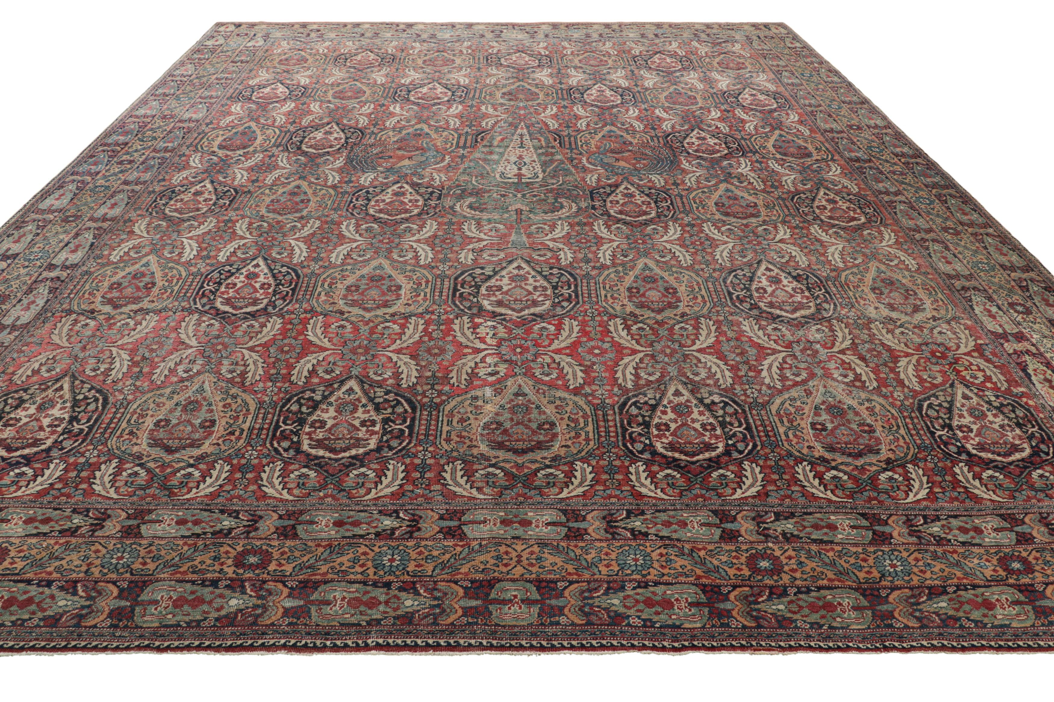 Übergroßer antiker Kerman Lavar-Teppich in Rot mit Blumenmuster  Rug & Kilim im Zustand „Gut“ im Angebot in Long Island City, NY