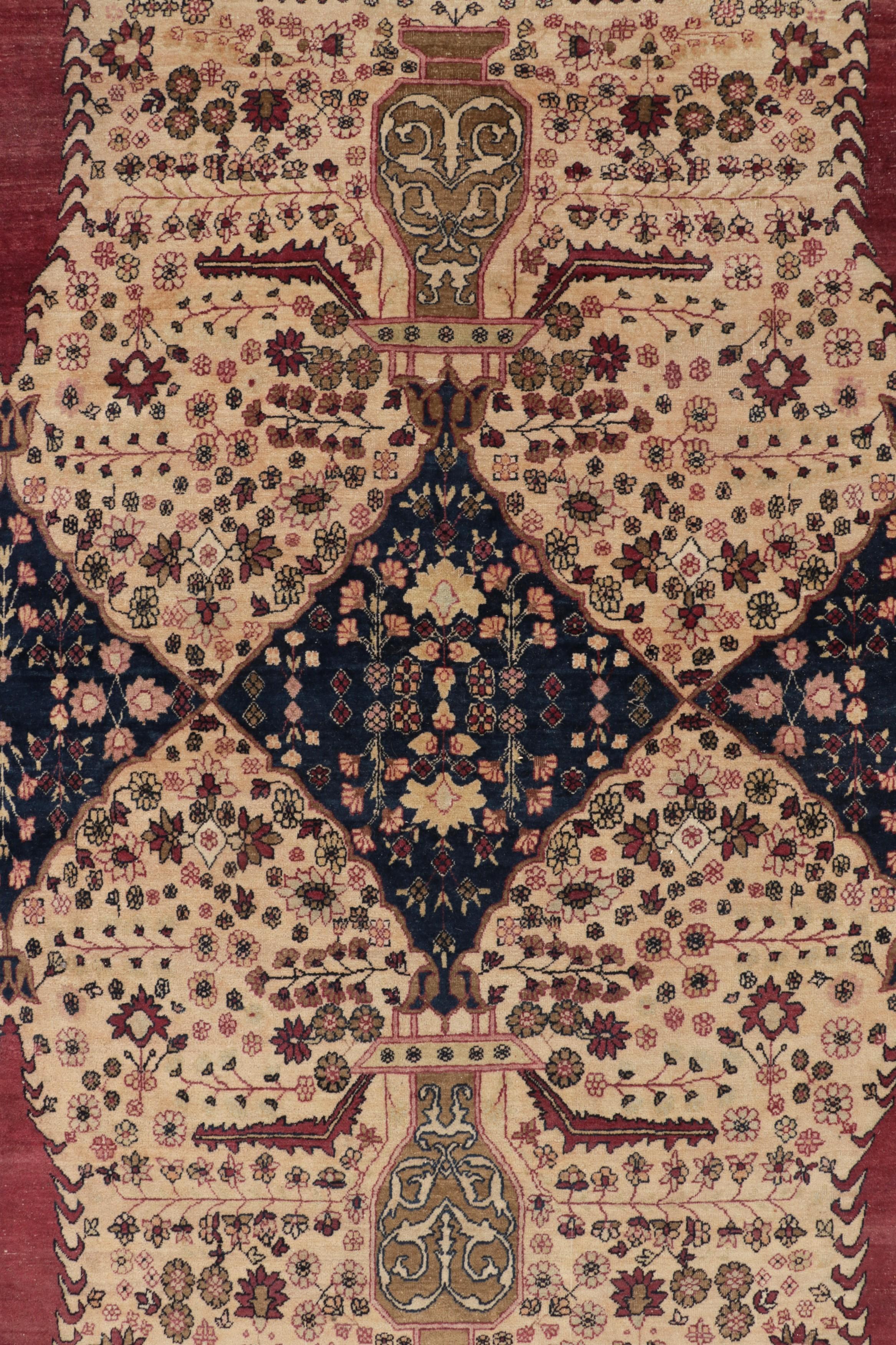 Übergroßer antiker Kerman Perserteppich, Beige mit floralen Mustern - Rug & Kilim im Zustand „Gut“ im Angebot in Long Island City, NY