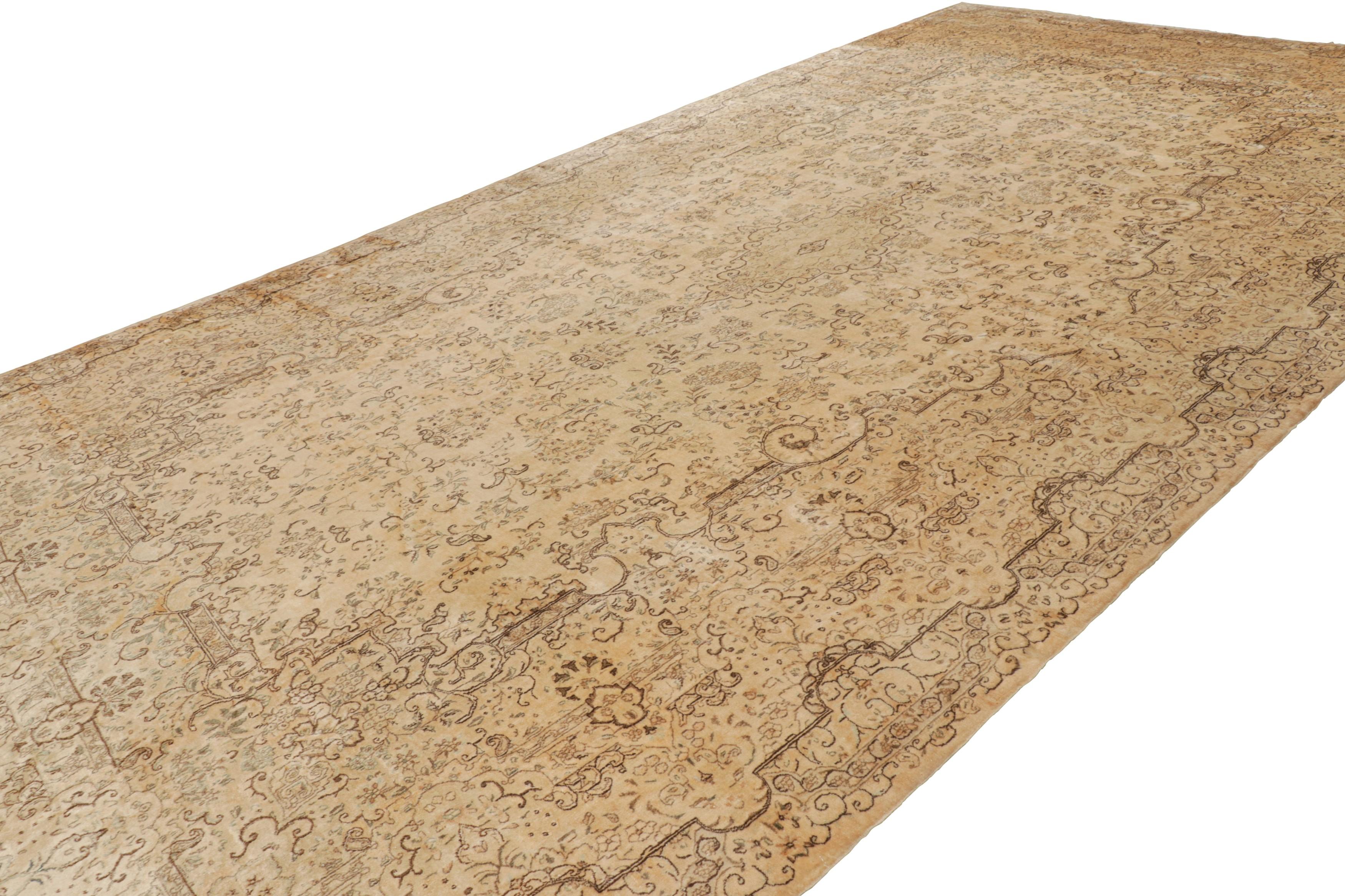 Übergroßer antiker Kerman-Perserteppich in Beige mit Blumenmuster  Rug & Kilim (Handgeknüpft) im Angebot