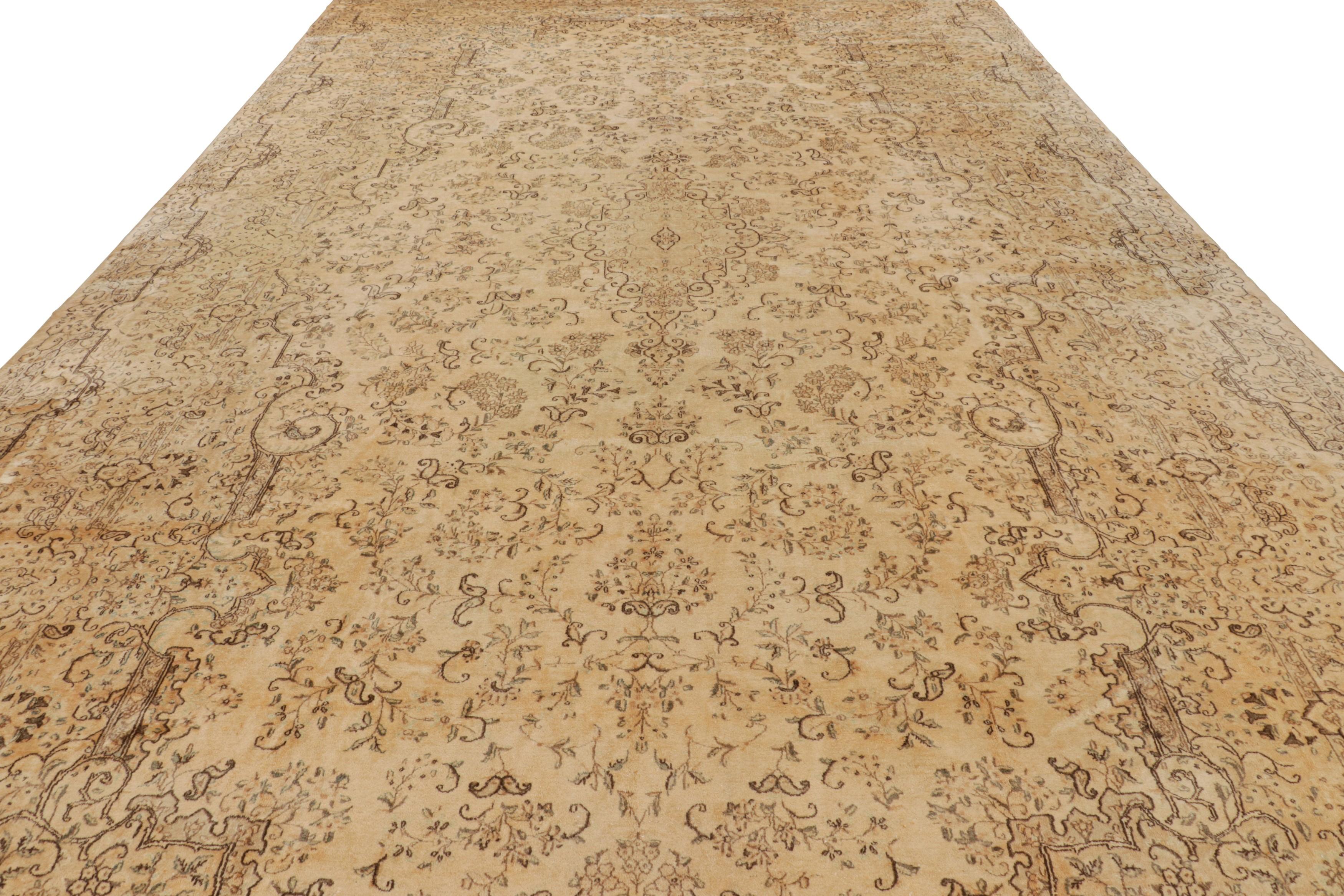 Übergroßer antiker Kerman-Perserteppich in Beige mit Blumenmuster  Rug & Kilim im Zustand „Gut“ im Angebot in Long Island City, NY