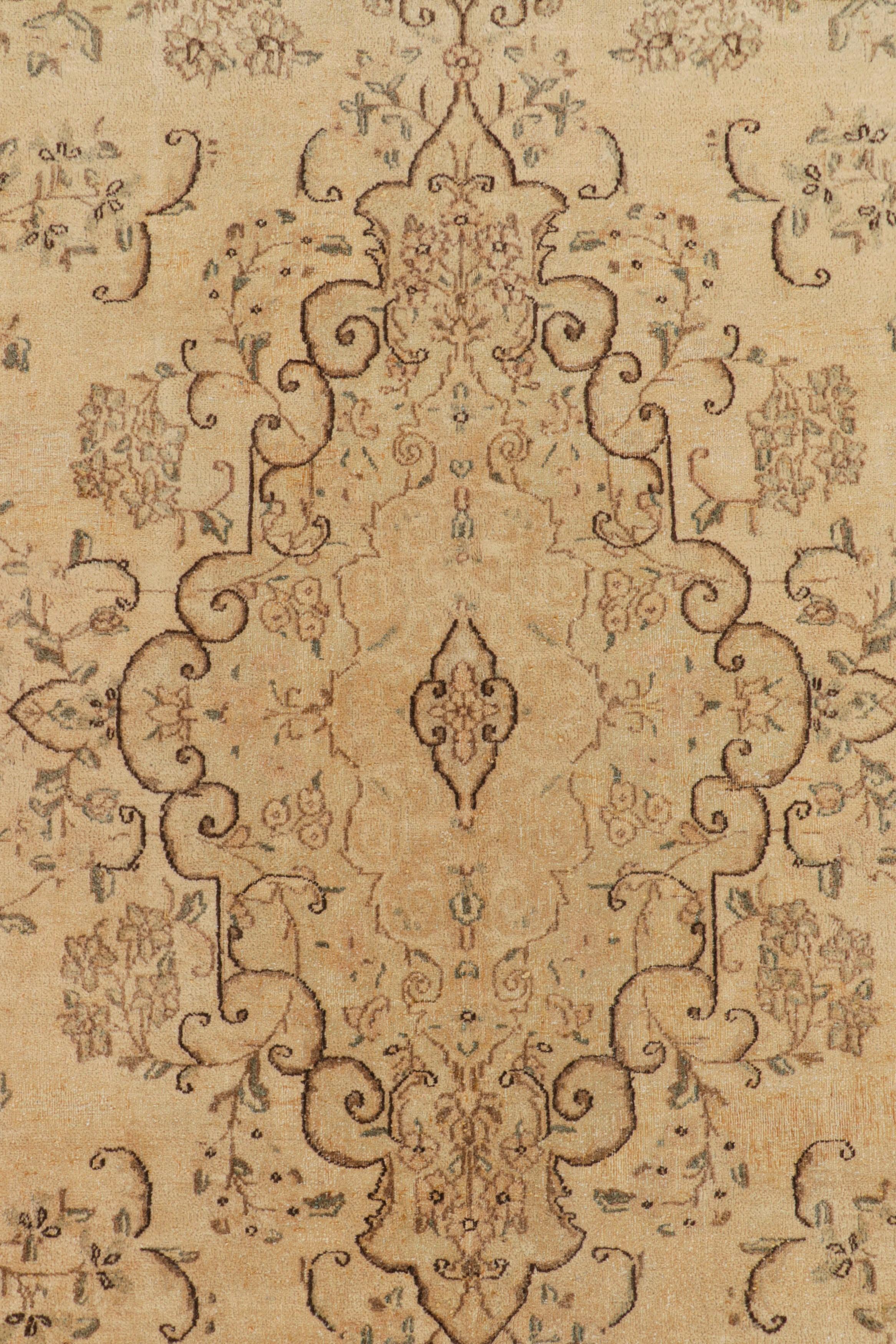 Übergroßer antiker Kerman-Perserteppich in Beige mit Blumenmuster  Rug & Kilim (Mitte des 20. Jahrhunderts) im Angebot