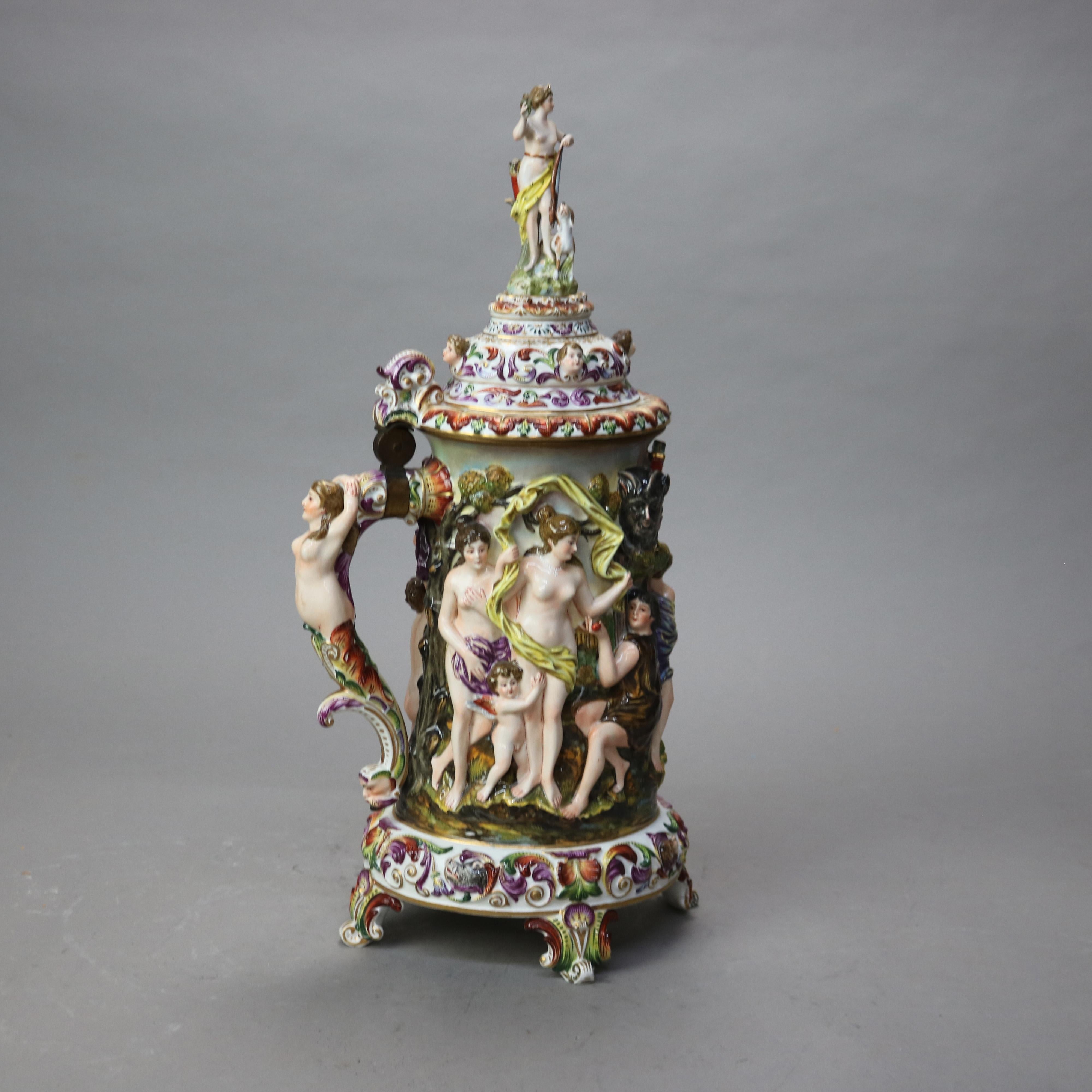 Grande chope à pied en majolique ancienne avec scène classique vers 1890 Bon état - En vente à Big Flats, NY