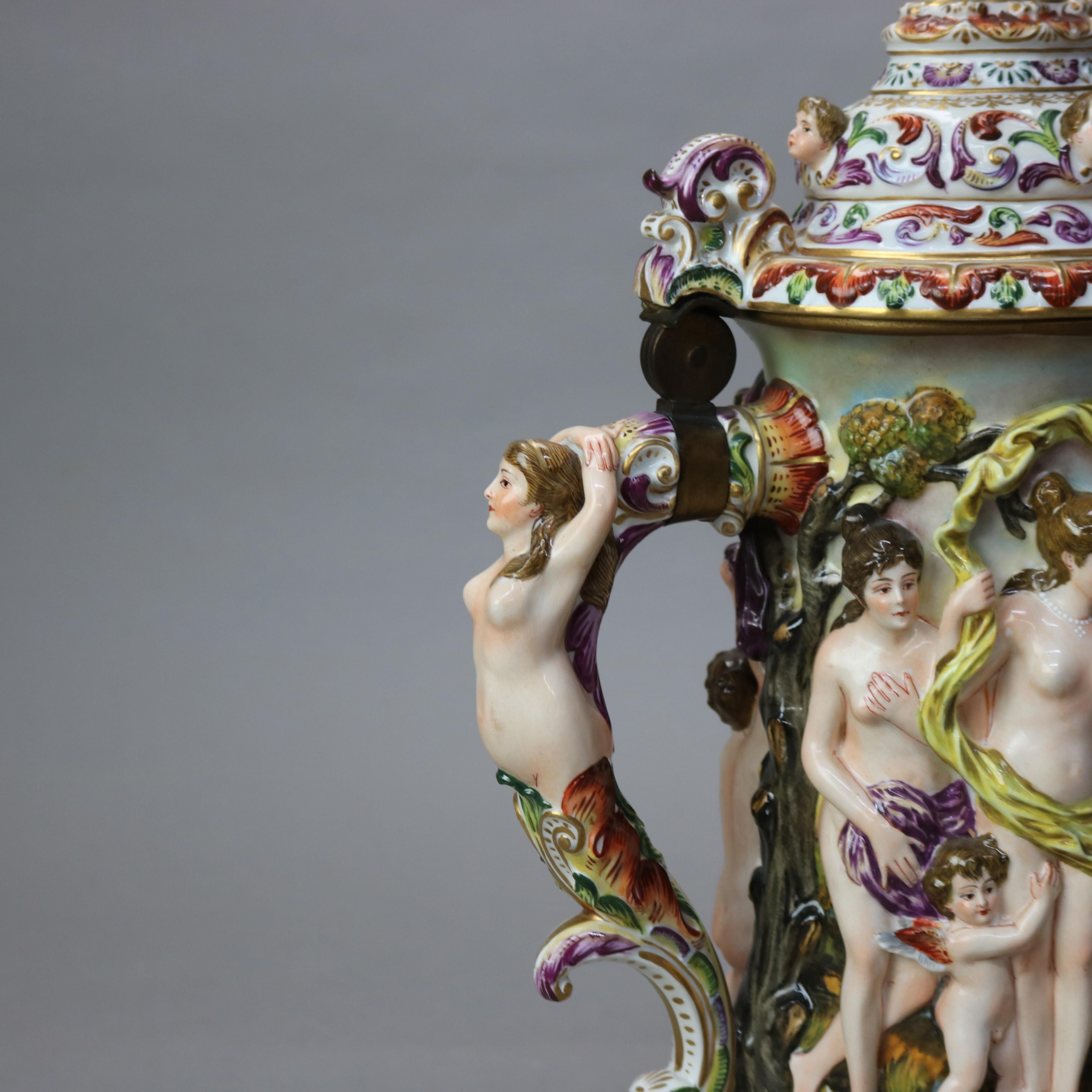 Porcelaine Grande chope à pied en majolique ancienne avec scène classique vers 1890 en vente