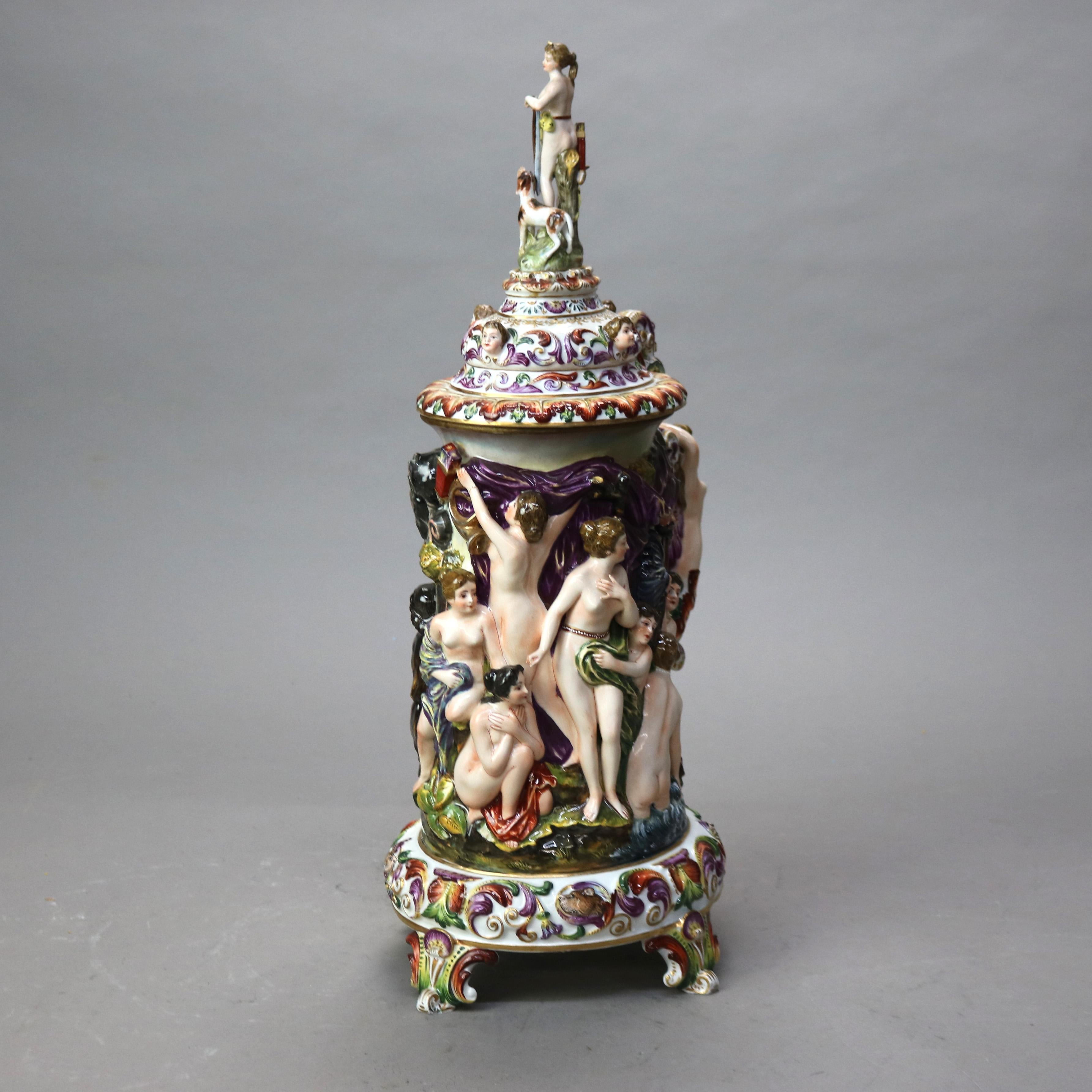 Grande chope à pied en majolique ancienne avec scène classique vers 1890 en vente 1