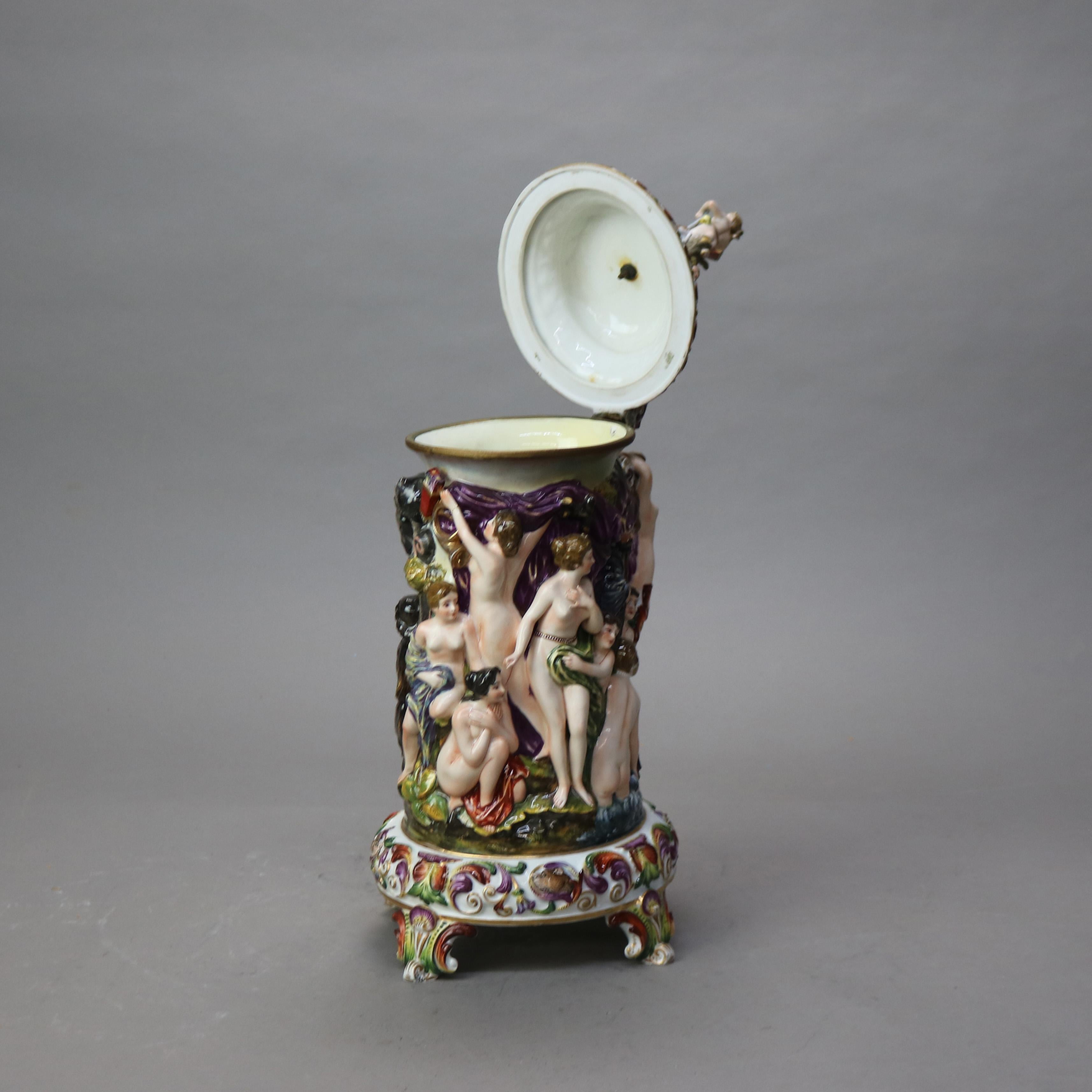 Grande chope à pied en majolique ancienne avec scène classique vers 1890 en vente 2