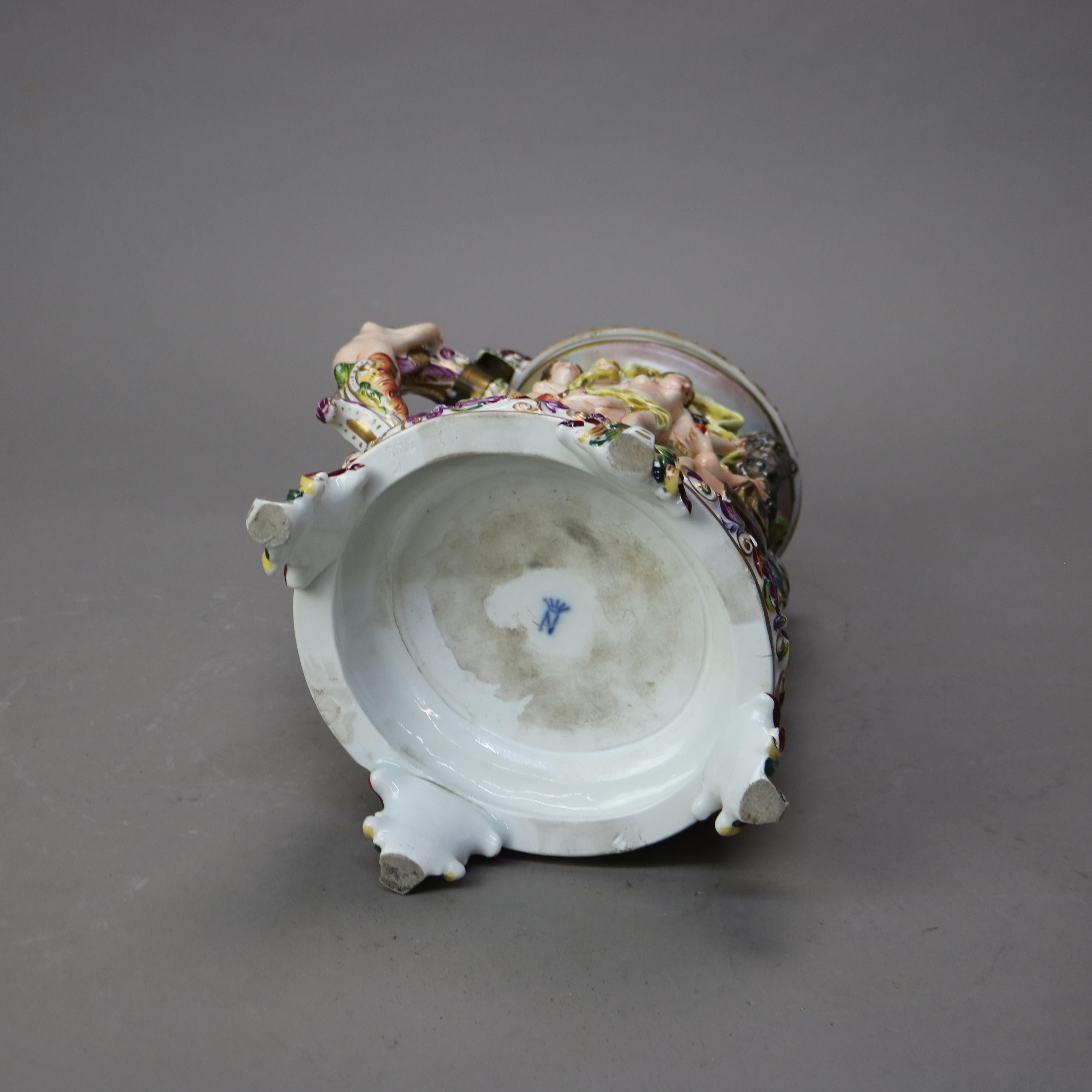 Grande chope à pied en majolique ancienne avec scène classique vers 1890 en vente 4
