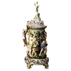 Antigua Majolica sobredimensionada jarra de pie figurada con escena clásica c1890