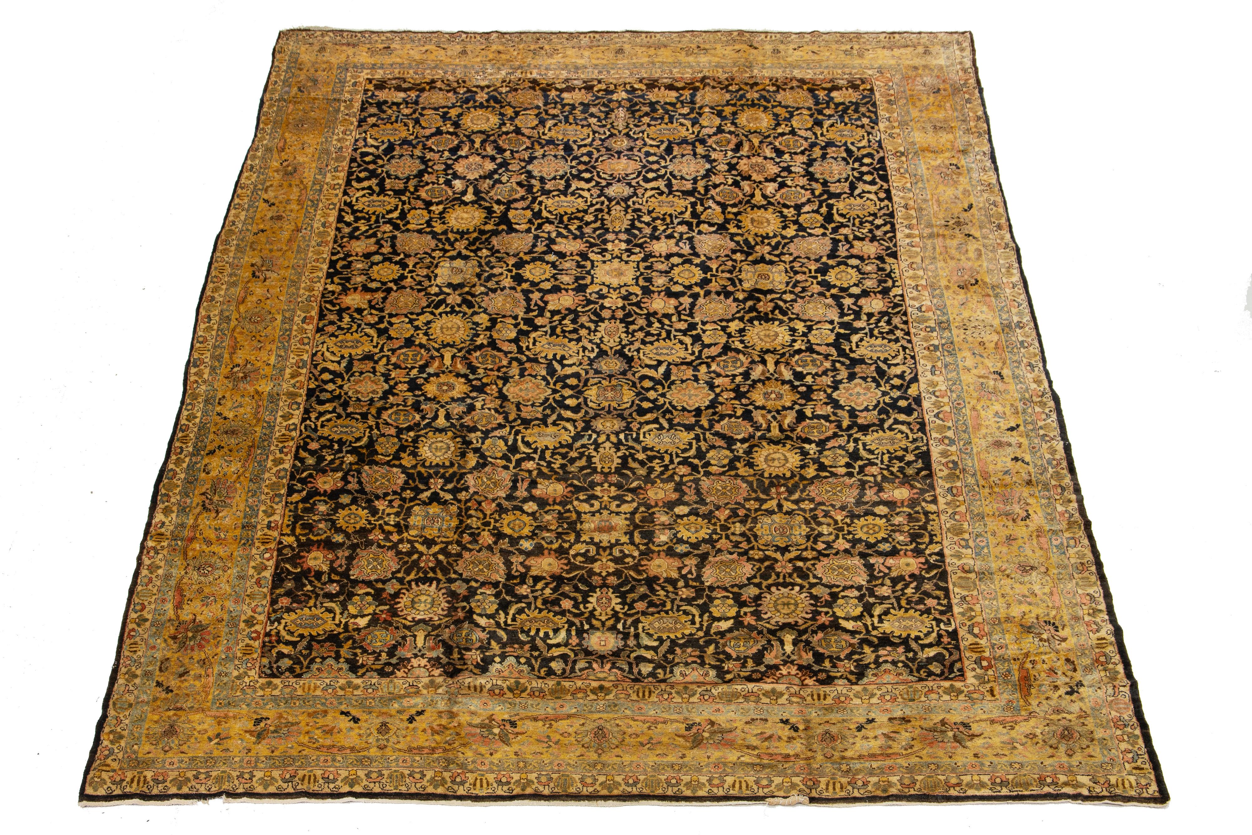 Dieser exquisite, handgefertigte persische Malayer-Teppich aus dem 19. Jahrhundert zeigt einen satten, dunkelblauen Hintergrund, der durch die in das komplizierte Muster eingewebten Goldruten-Akzente wunderbar ergänzt wird.

Dieser Teppich misst