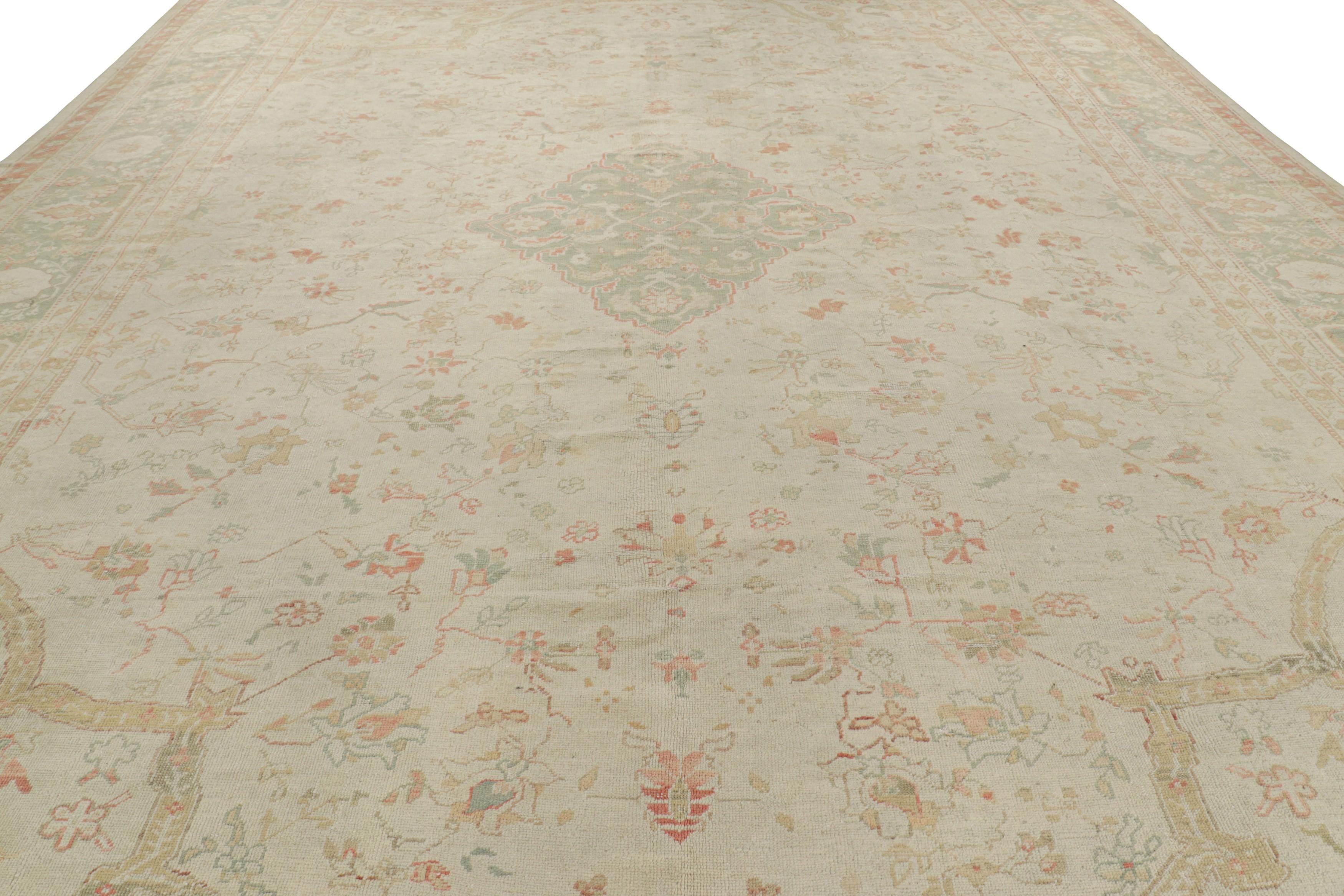 Questo antico tappeto Oushak 14x19 è un nuovo ed entusiasmante oggetto da collezione della collezione classica di Rug & Kilim, annodato a mano in lana e proveniente dalla Turchia intorno al 1890-1900.

Sul design: 

Gli ammiratori dell'artigianato