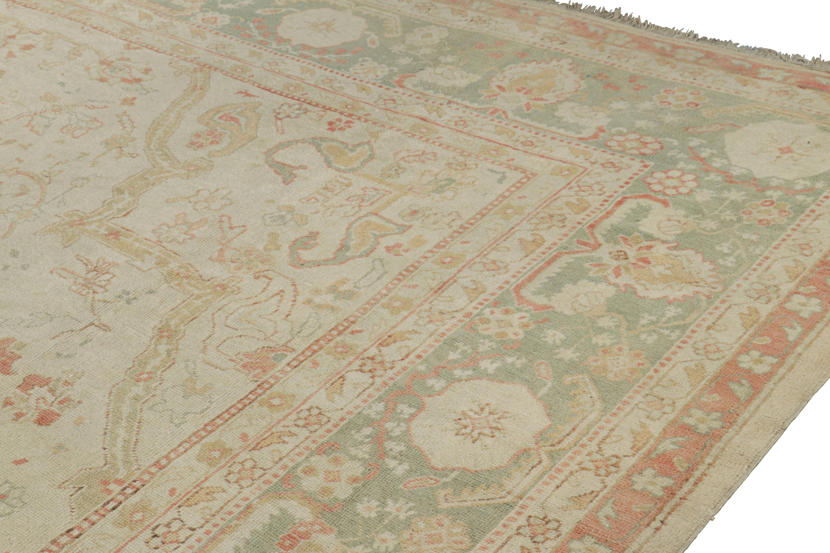 Turco Tappeto Oushak antico oversize in beige e verde con medaglione  Rug & Kilim in vendita