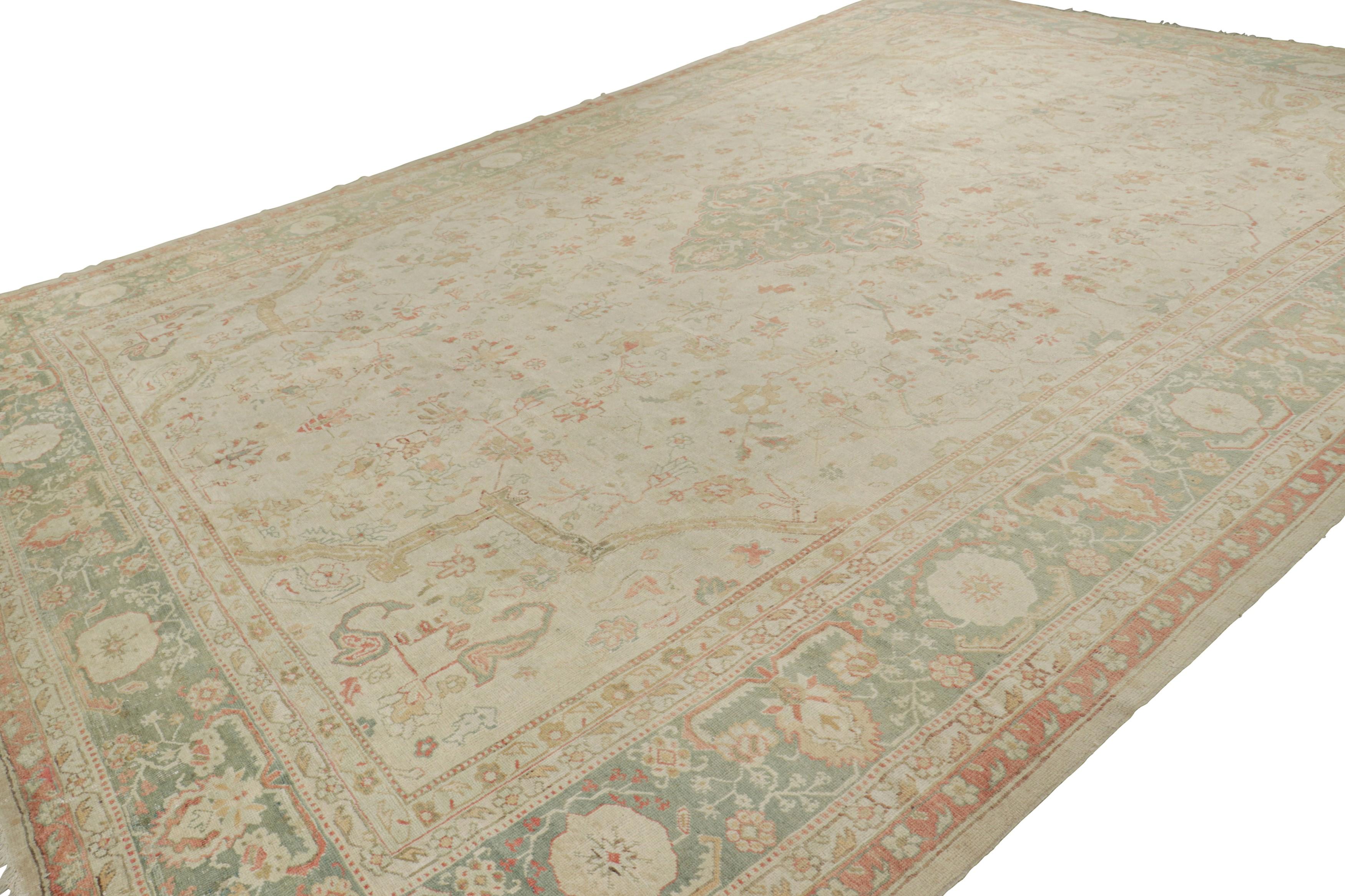 Annodato a mano Tappeto Oushak antico oversize in beige e verde con medaglione  Rug & Kilim in vendita