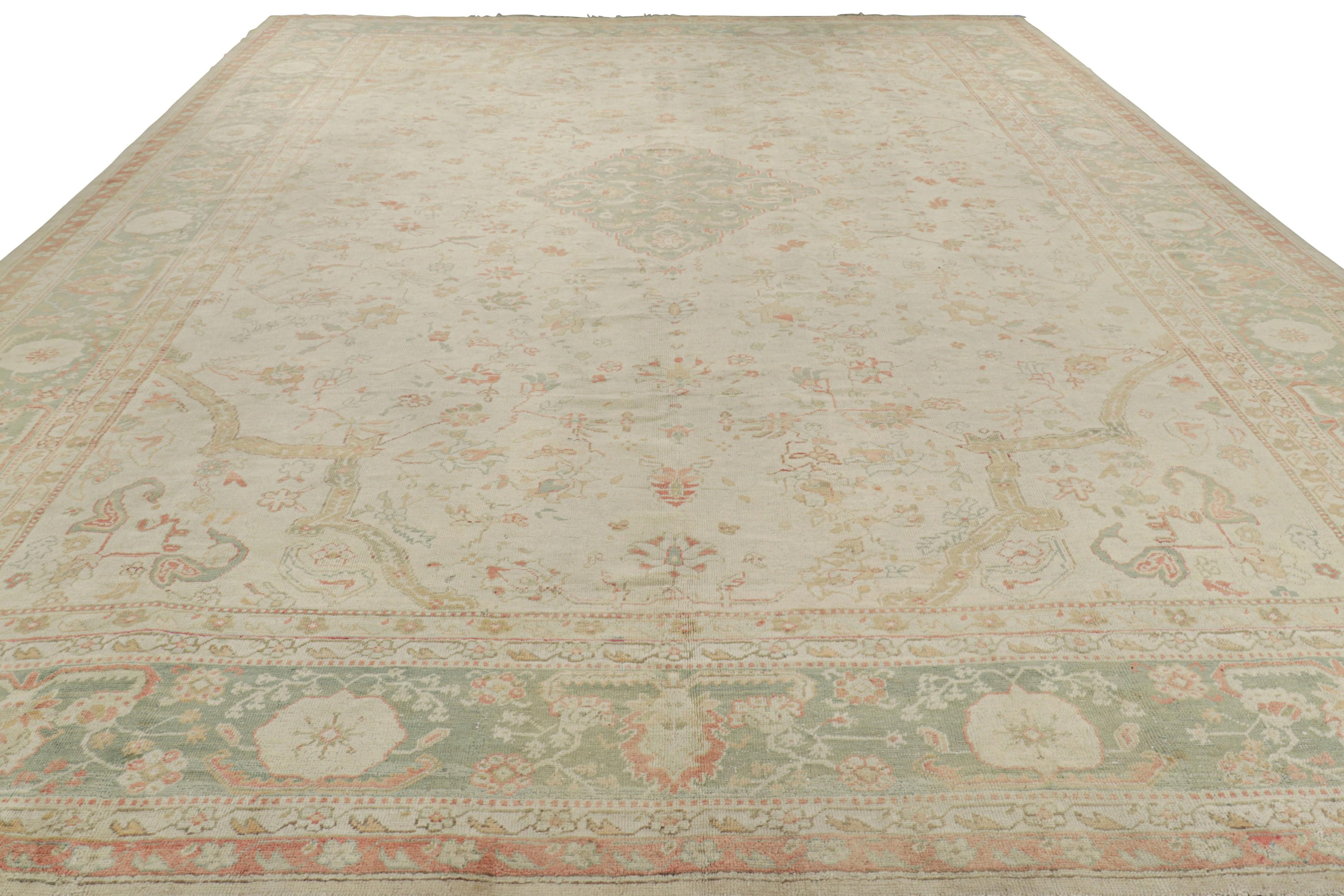 Tappeto Oushak antico oversize in beige e verde con medaglione  Rug & Kilim In condizioni buone in vendita a Long Island City, NY