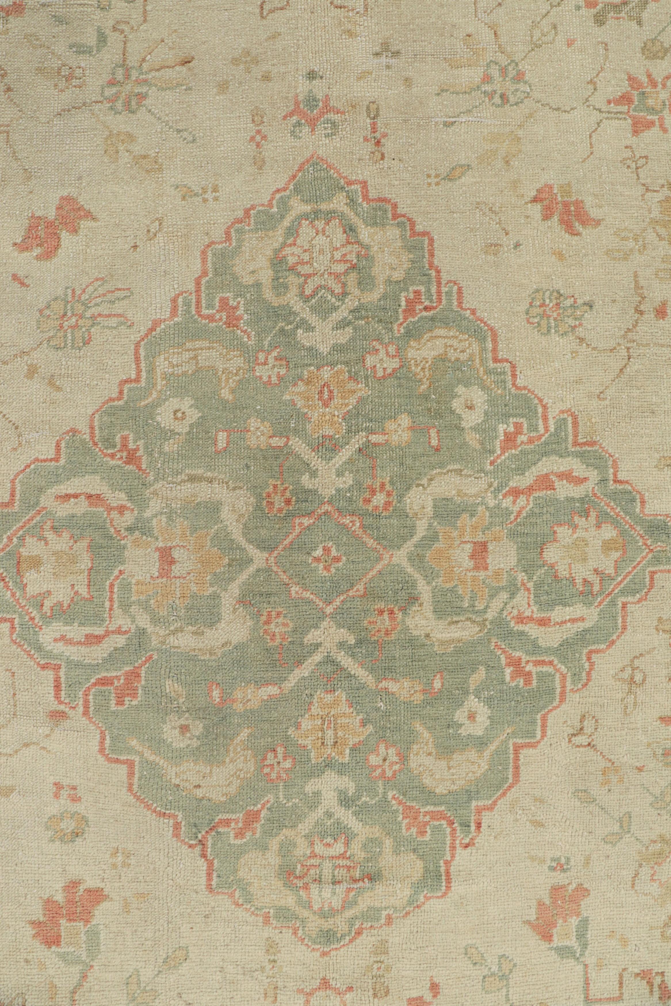 Fine XIX secolo Tappeto Oushak antico oversize in beige e verde con medaglione  Rug & Kilim in vendita