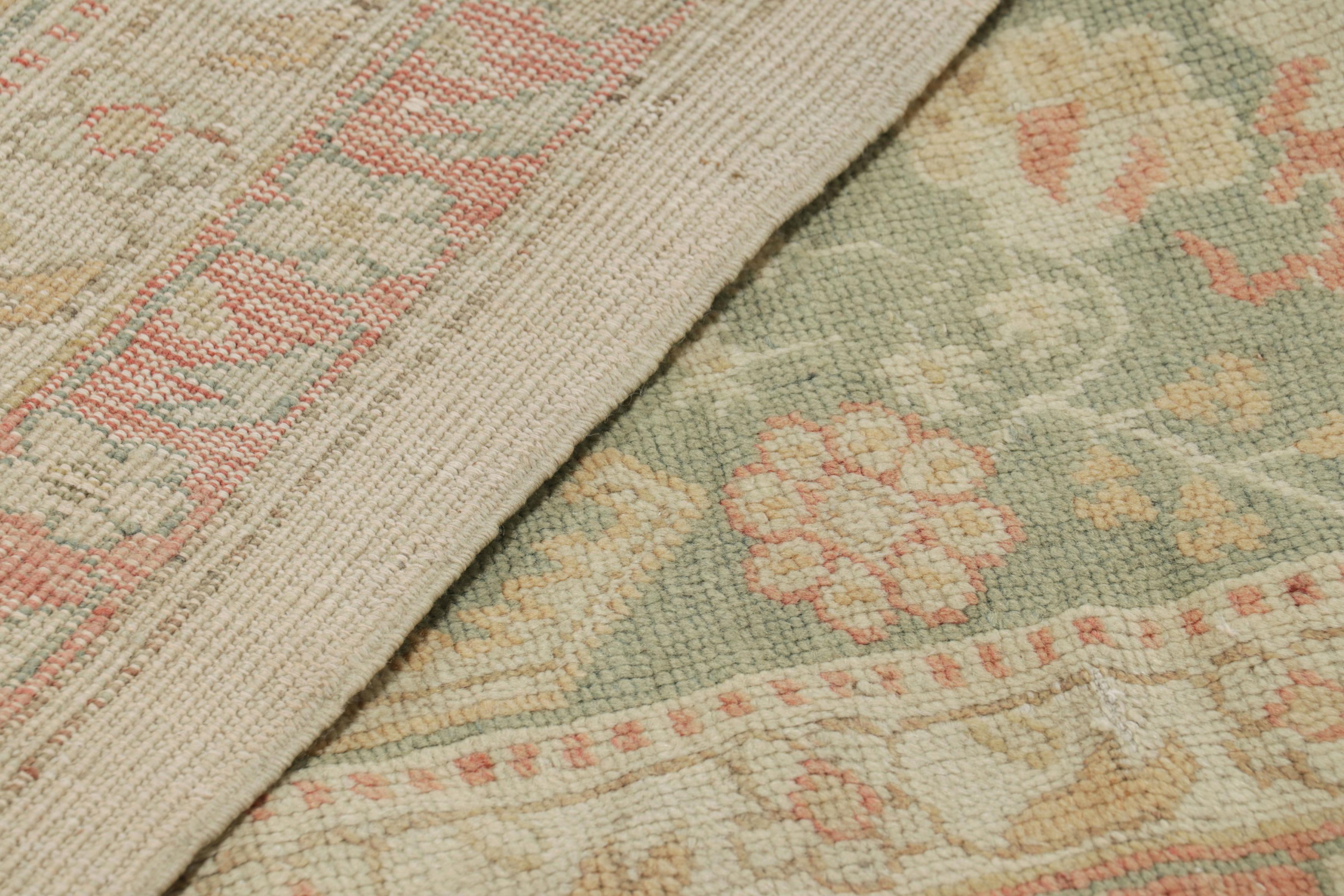 Tappeto Oushak antico oversize in beige e verde con medaglione  Rug & Kilim in vendita 1