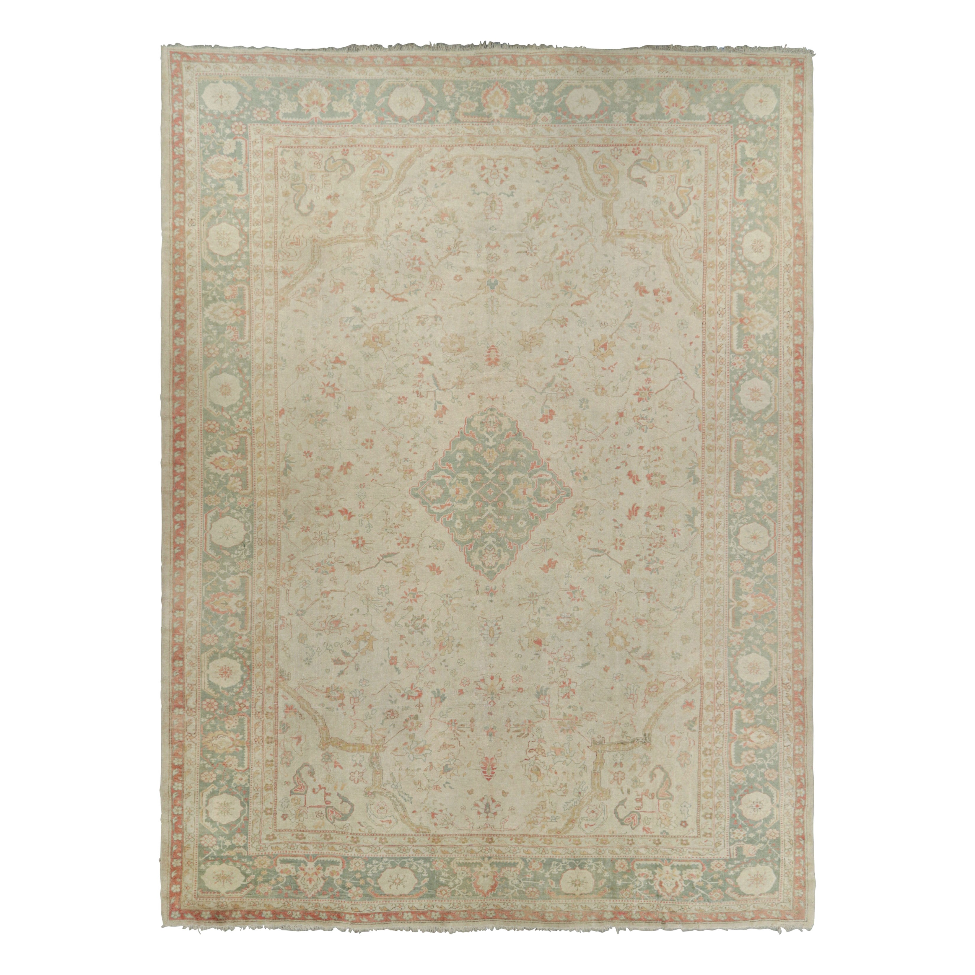 Tappeto Oushak antico oversize in beige e verde con medaglione  Rug & Kilim