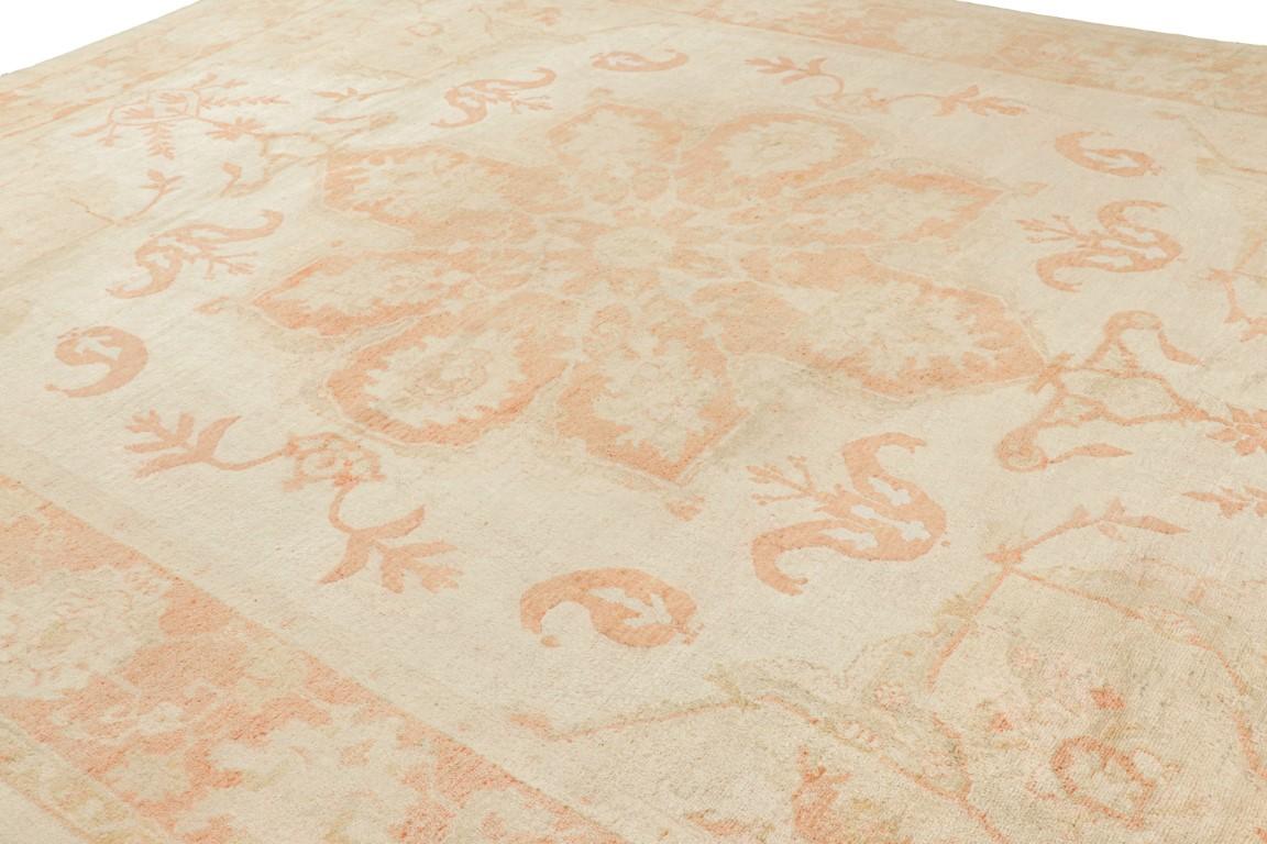 Realizzato in lana annodata a mano e proveniente dalla Turchia intorno al 1890-1900, questo tappeto antico 12x15 oversize è un reperto particolarmente raro e regale tra i tappeti Oushak del suo periodo: un esemplare spazioso e intricato di questo