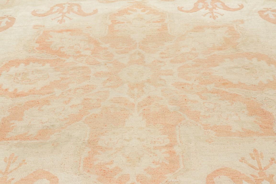 Turco Tappeto Oushak antico oversize in beige e rosa con medaglione floreale - Rug & Kilim in vendita