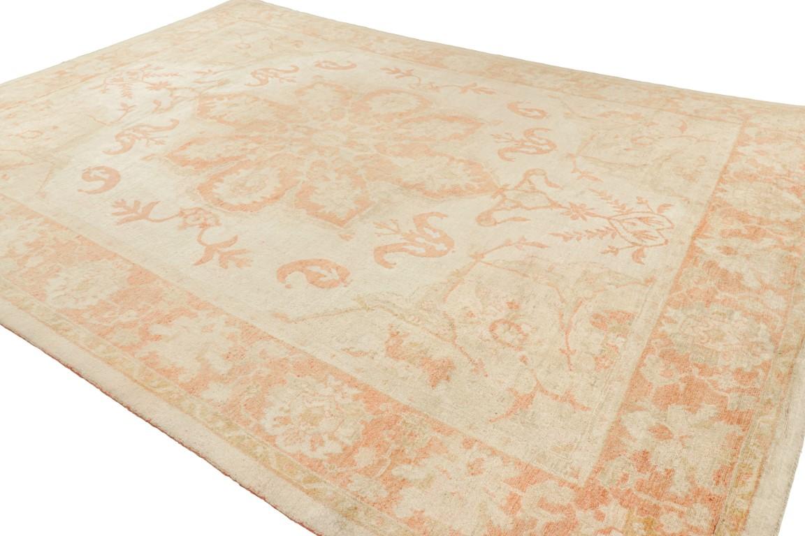 Annodato a mano Tappeto Oushak antico oversize in beige e rosa con medaglione floreale - Rug & Kilim in vendita
