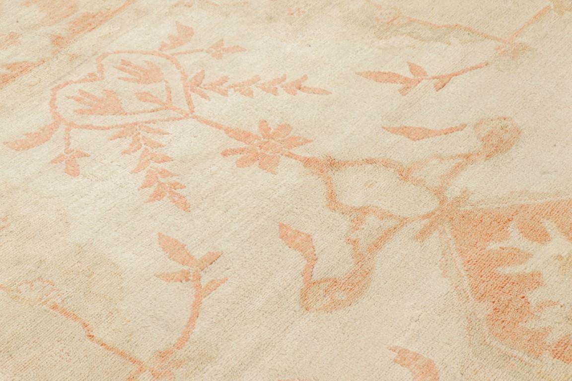 Fine XIX secolo Tappeto Oushak antico oversize in beige e rosa con medaglione floreale - Rug & Kilim in vendita