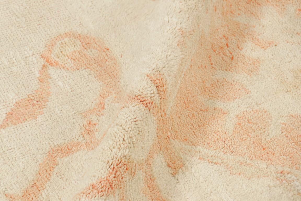Lana Tappeto Oushak antico oversize in beige e rosa con medaglione floreale - Rug & Kilim in vendita