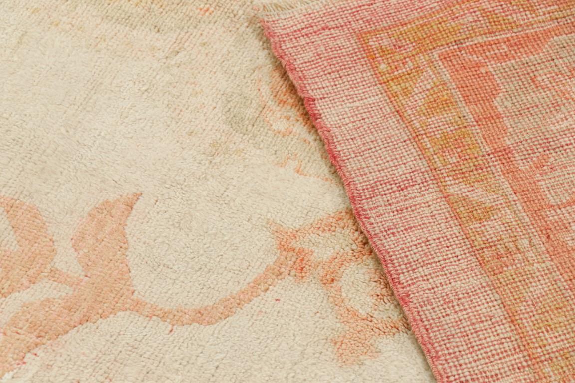 Tappeto Oushak antico oversize in beige e rosa con medaglione floreale - Rug & Kilim in vendita 1