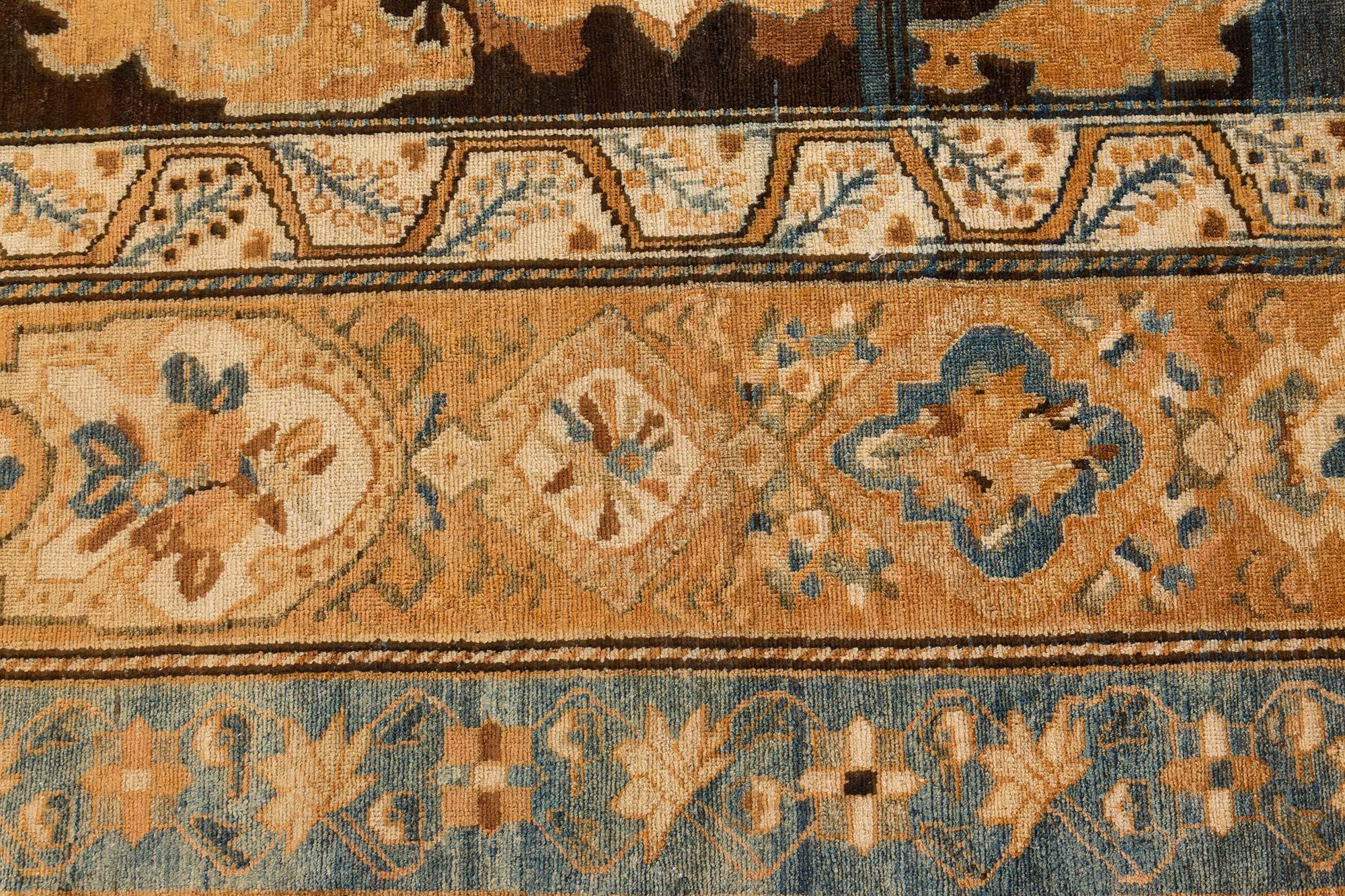 Tapis surdimensionné en laine antique persane Bakhtiari à motifs floraux en vente 1